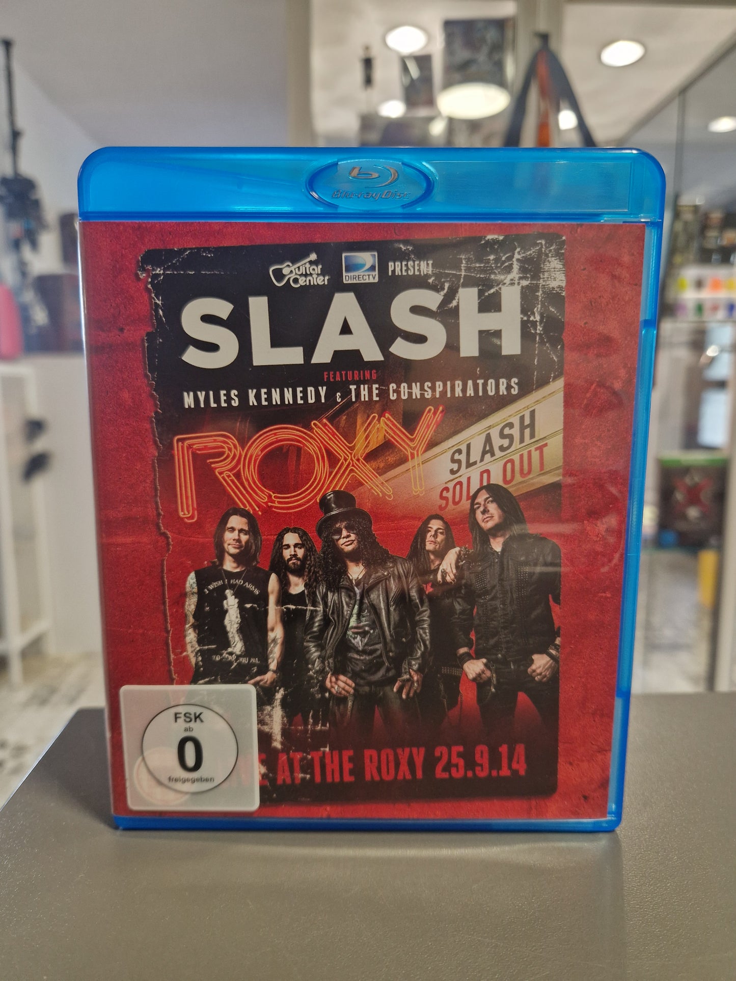 Vorderseite der Blu-ray Hülle von Slash featuring Myles Kennedy Live at the Roxy 25.9.14 mit FSK 0 Logo.