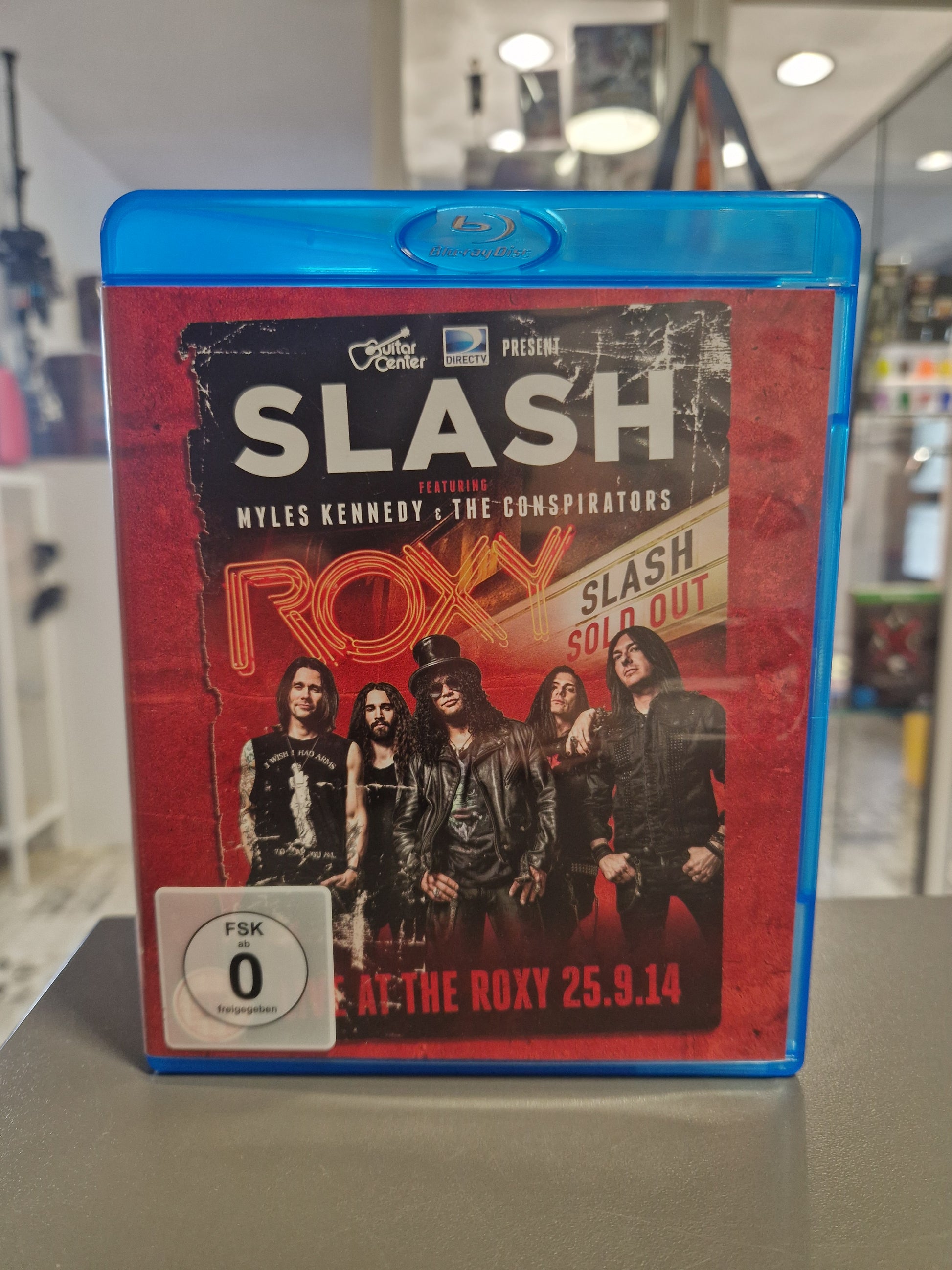 Vorderseite der Blu-ray Hülle von Slash featuring Myles Kennedy Live at the Roxy 25.9.14 mit FSK 0 Logo.