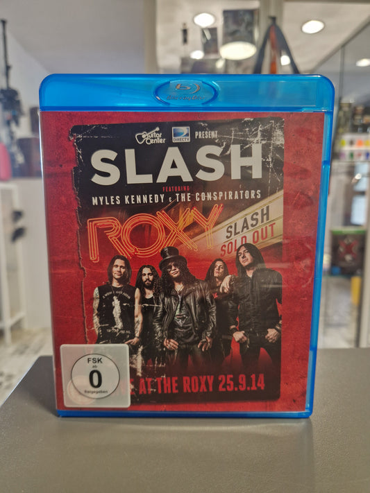 Vorderseite der Blu-ray Hülle von Slash featuring Myles Kennedy Live at the Roxy 25.9.14 mit FSK 0 Logo.