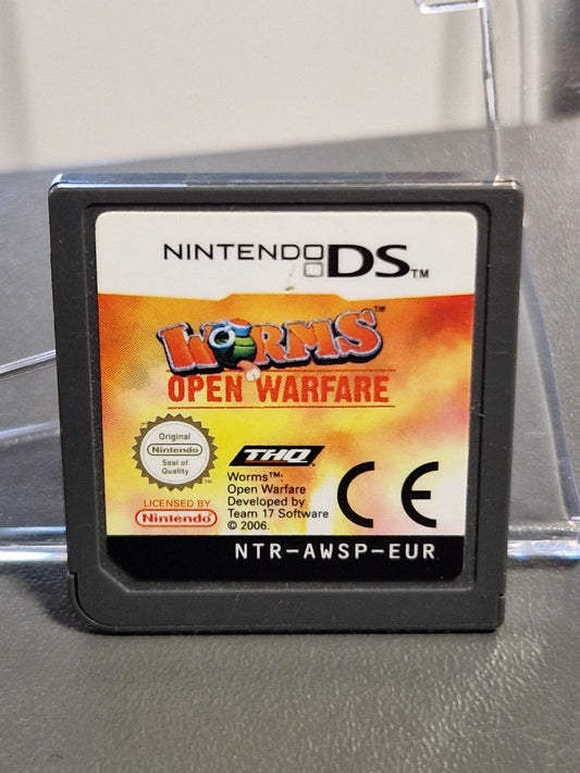 Originales Nintendo DS Spielmodul von Worms Open Warfare (EUR-Version) mit THQ- und Nintendo-Logo auf grauem Untergrund, zum Verkauf bei Memory Lane Rhauderfehn.