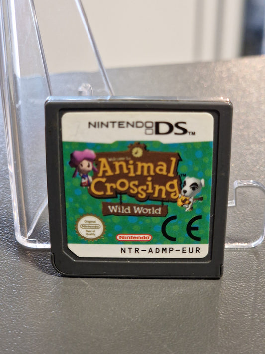 Originales Nintendo DS Spielmodul von Animal Crossing Wild World (NTR-ADMP-EUR) mit grünem Cover, dem Logo und Charakteren wie K.K. Slider auf einem Display-Ständer bei Memory Lane Rhauderfehn.