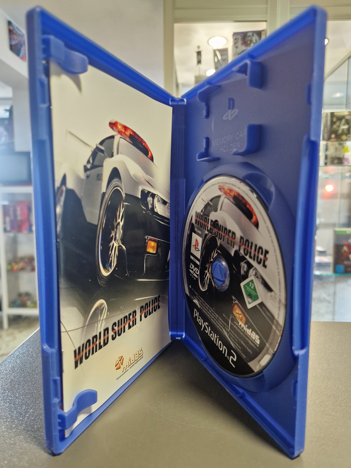 Geöffnete PlayStation 2 Hülle von World Super Police mit Disc und Spielanleitung.