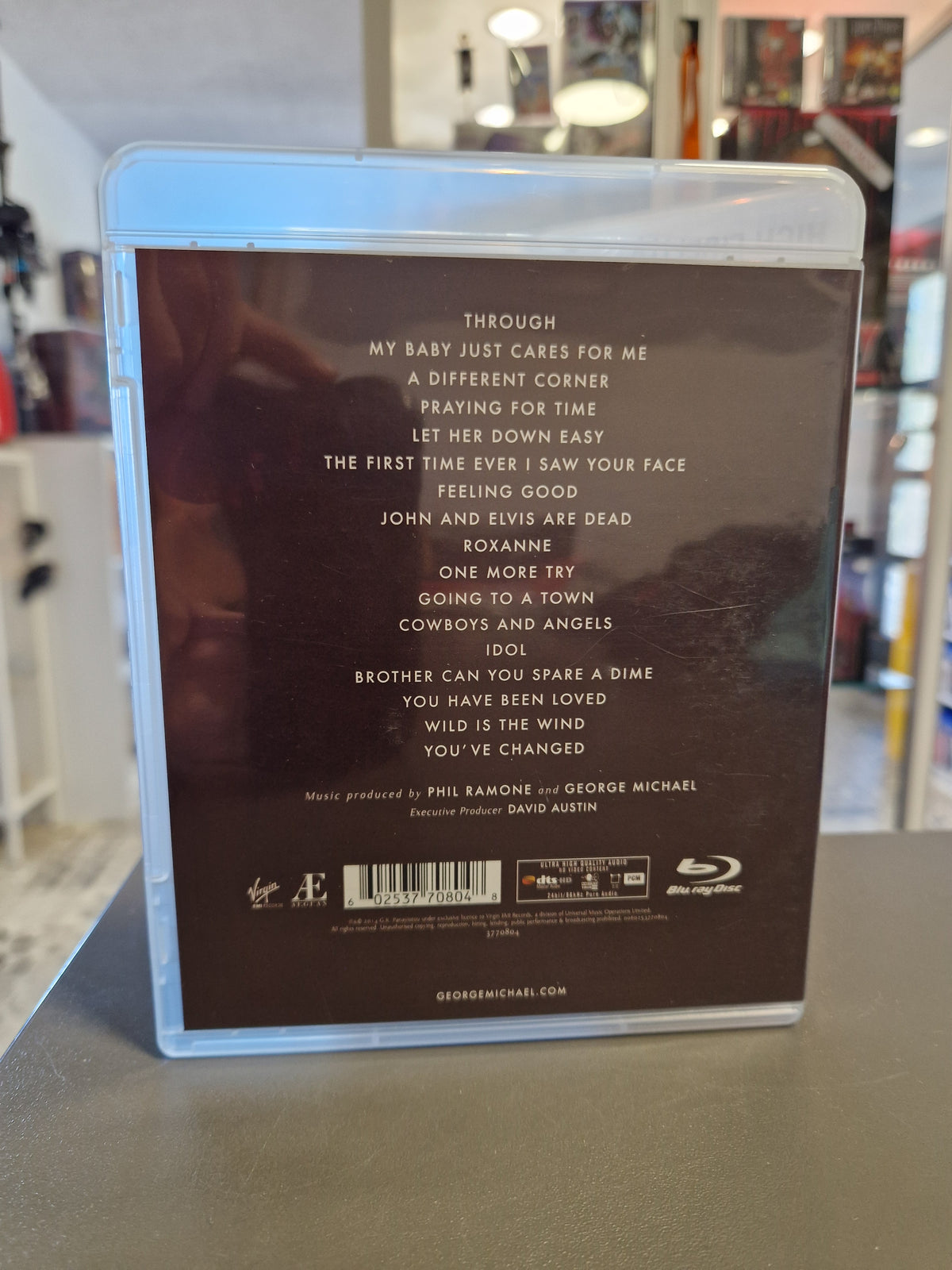 Rückseite der Pure Audio Blu-ray Hülle von George Michael Symphonica mit Titelliste und Barcode 602537708048.