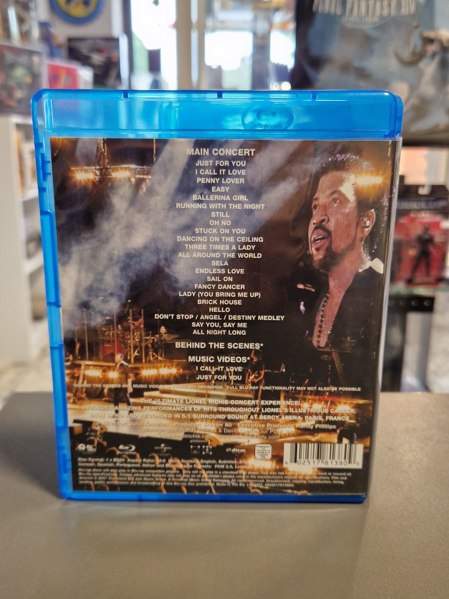 Rückseite der Lionel Richie Live Blu-ray Hülle mit der kompletten Setlist der Hits, Angaben zu den Musikvideos, technischen Audio- und Video-Spezifikationen von Island Records und dem Barcode EAN 602517813809.