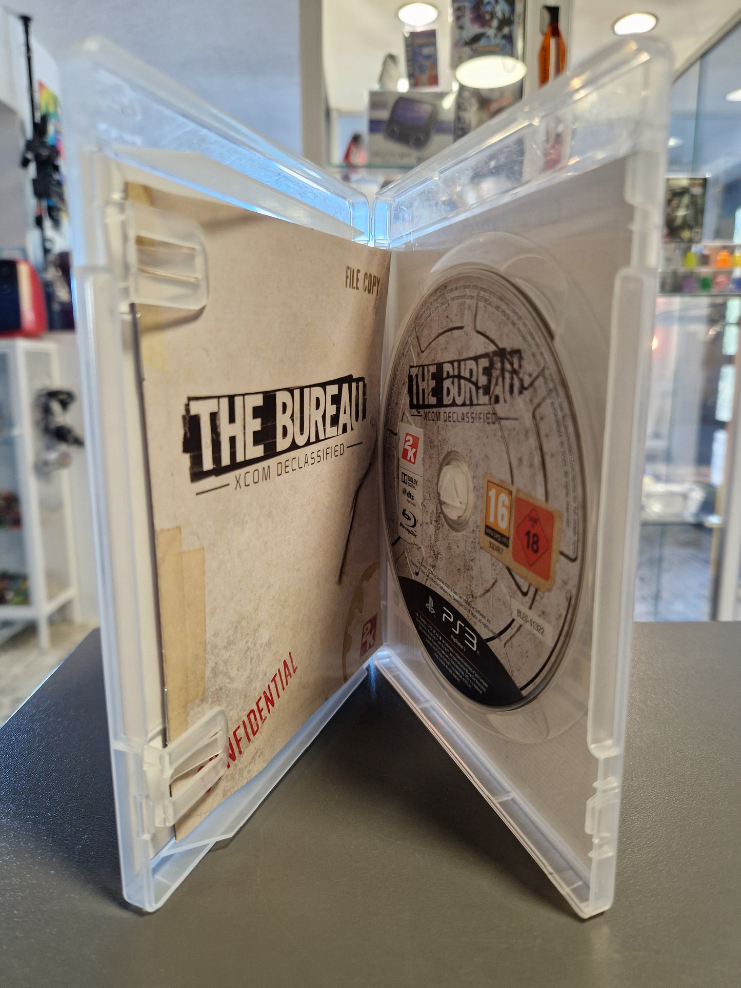 Geöffnete PS3-Hülle mit der glänzenden, kratzerfreien Disc und der Anleitung.
