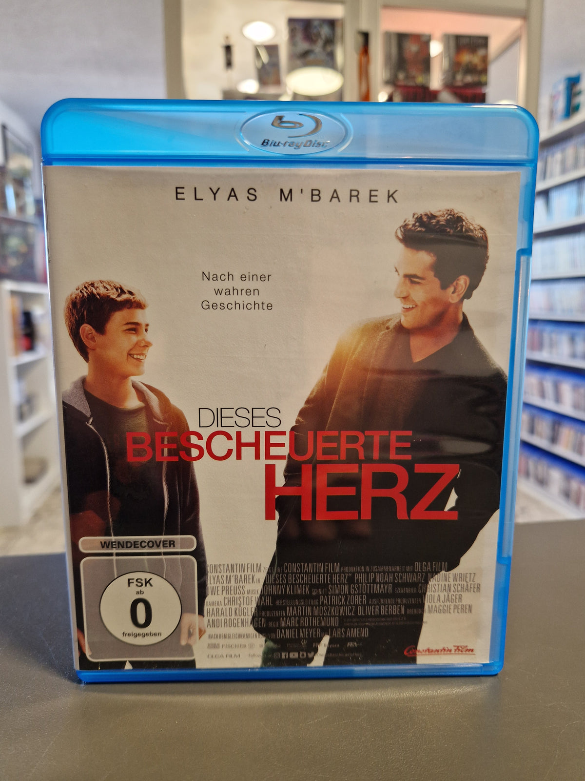 Vorderseite der Blu-ray Hülle von Dieses bescheuerte Herz mit Elyas M'Barek und FSK 0 Logo.