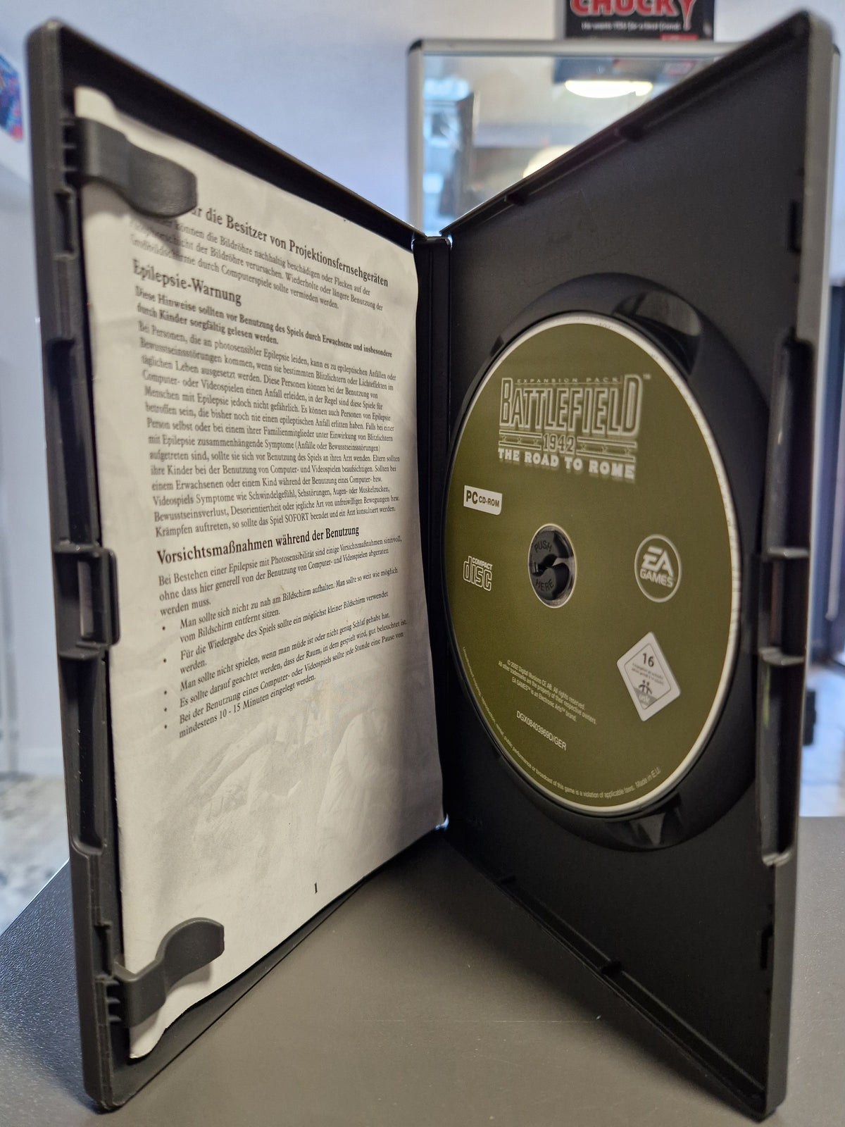 Geöffnete PC Hülle von Battlefield 1942 The Road to Rome mit CD-ROM und Anleitung.