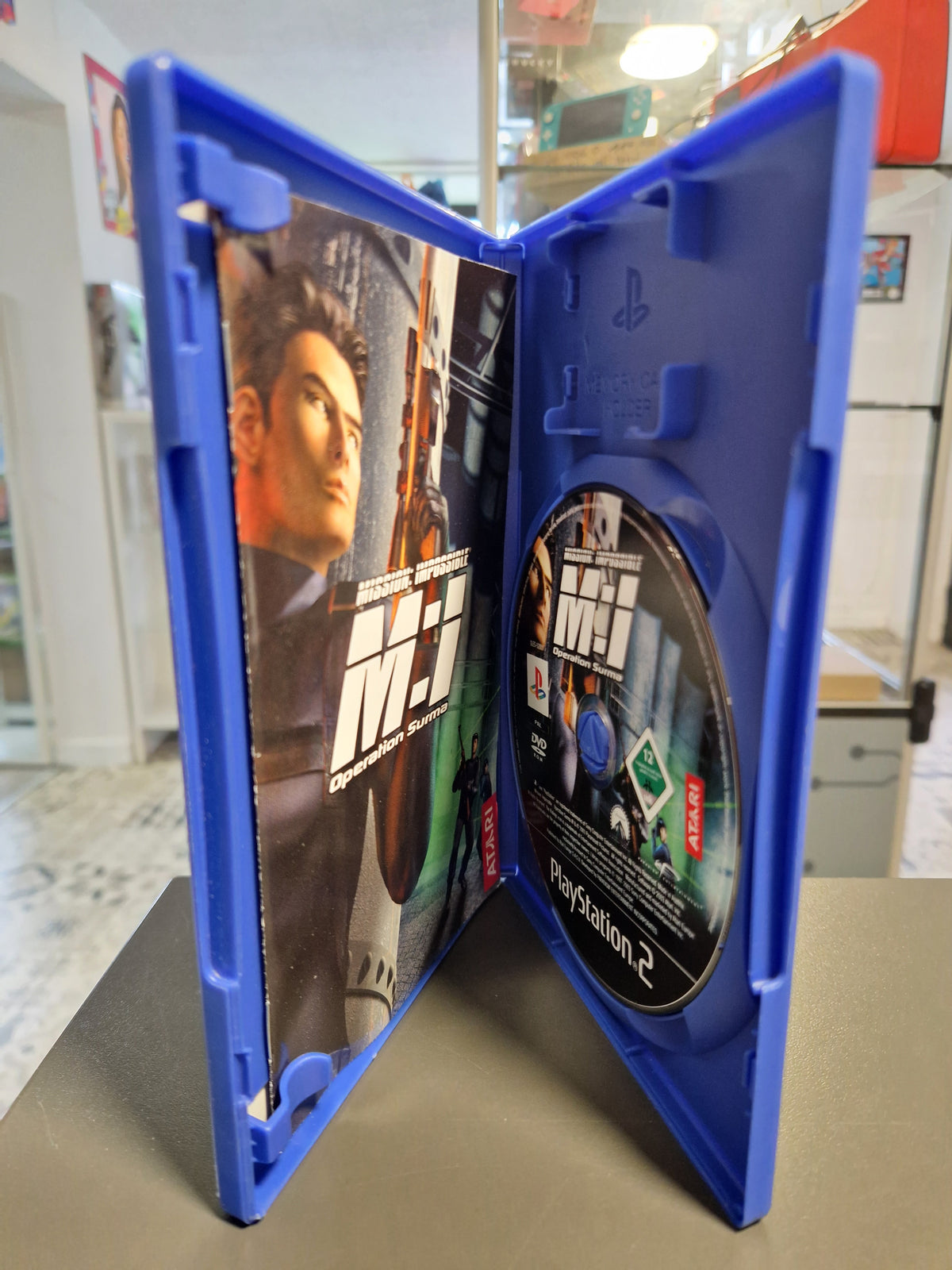 Geöffnete PS2 Hülle von Mission Impossible Operation Surma mit Disc und Anleitungsheft.