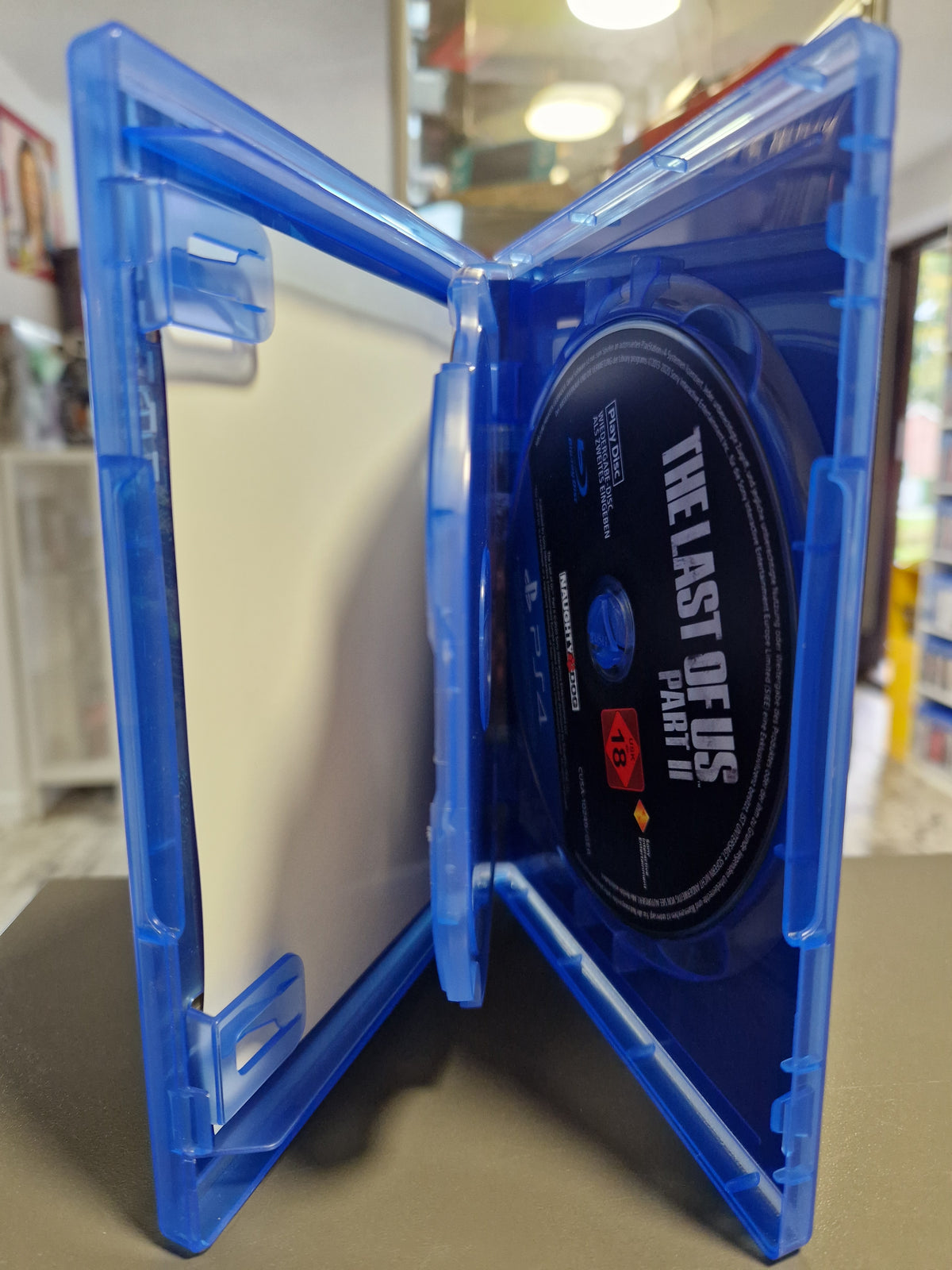Geöffnete PS4 Hülle von The Last of Us Part II mit den zwei Blu-ray Discs