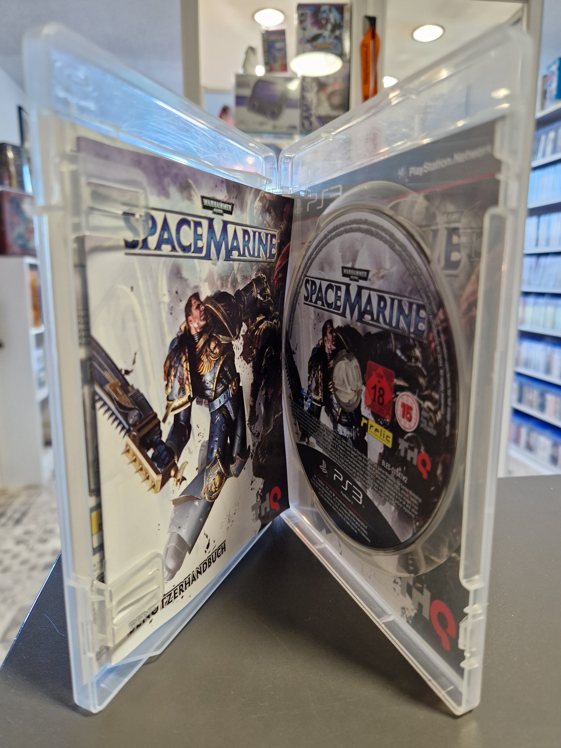 Geöffnete Hülle mit kratzerfreier Space Marine Blu-ray Disc und Anleitung.
