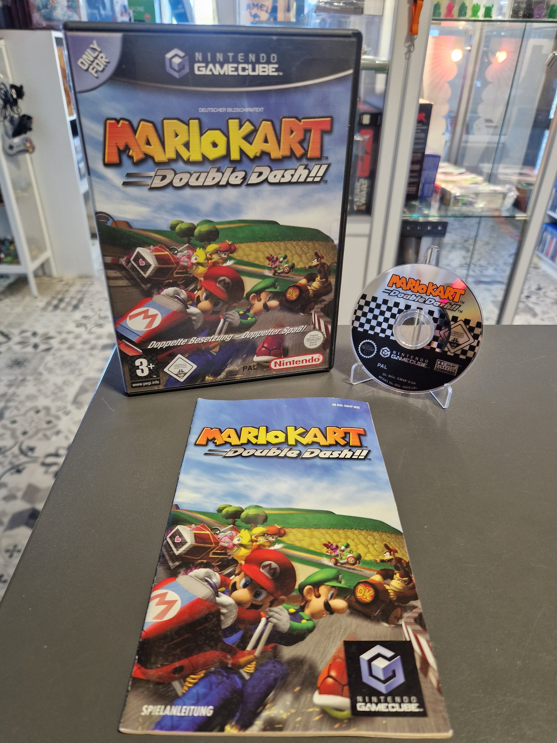 Nintendo GameCube Spiel Mario Kart Double Dash!!. Komplett-Set mit Originalhülle, Anleitung und Disc. Geprüfter Zustand mit leichten Gebrauchsspuren von Memory Lane.