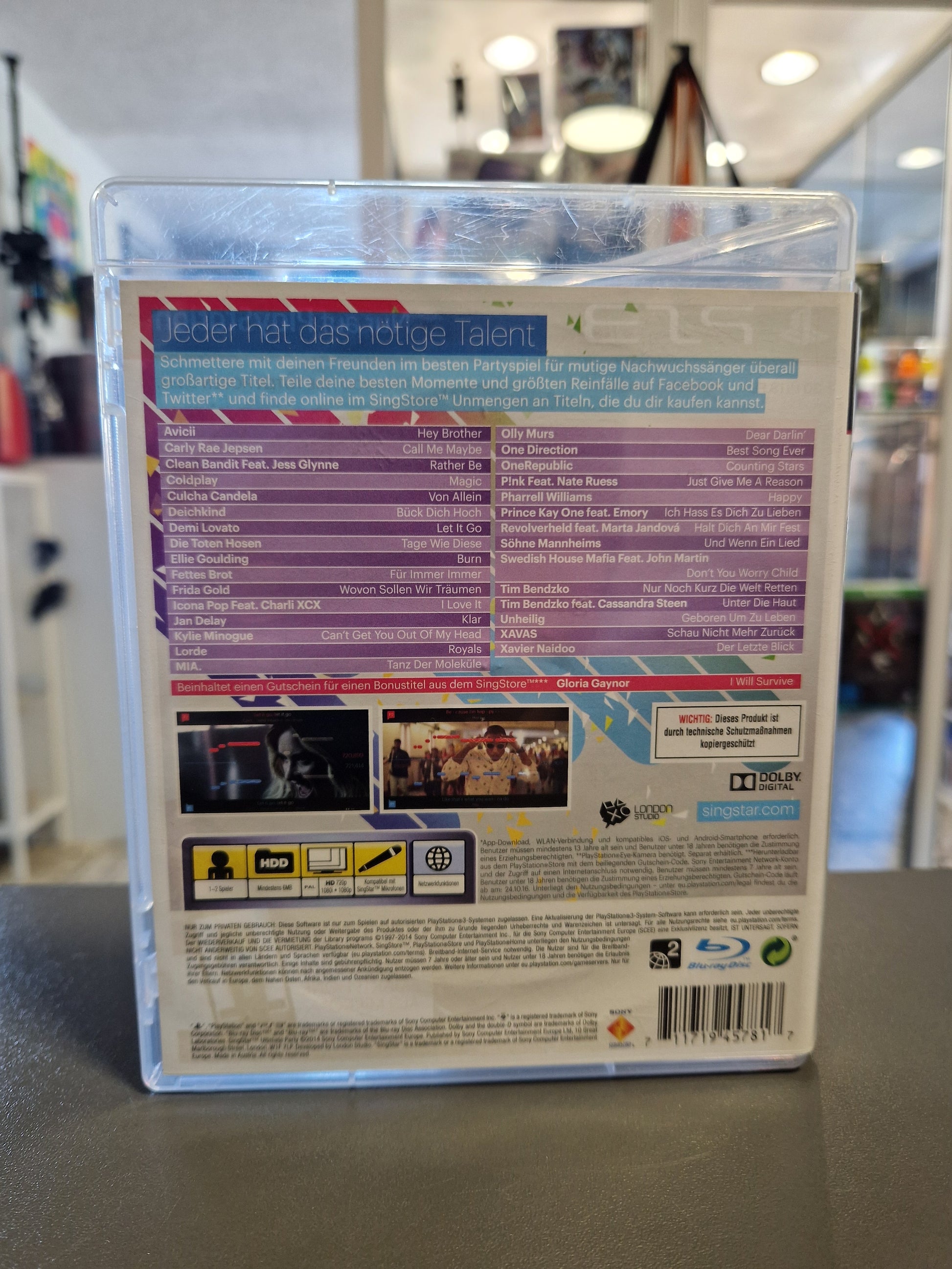 Die Rückseite der PS3 Verpackung von SingStar: Ultimate Party mit der vollständigen Songliste der 30 Hits, Gameplay-Beschreibungen sowie den technischen Spezifikationen und dem Barcode.