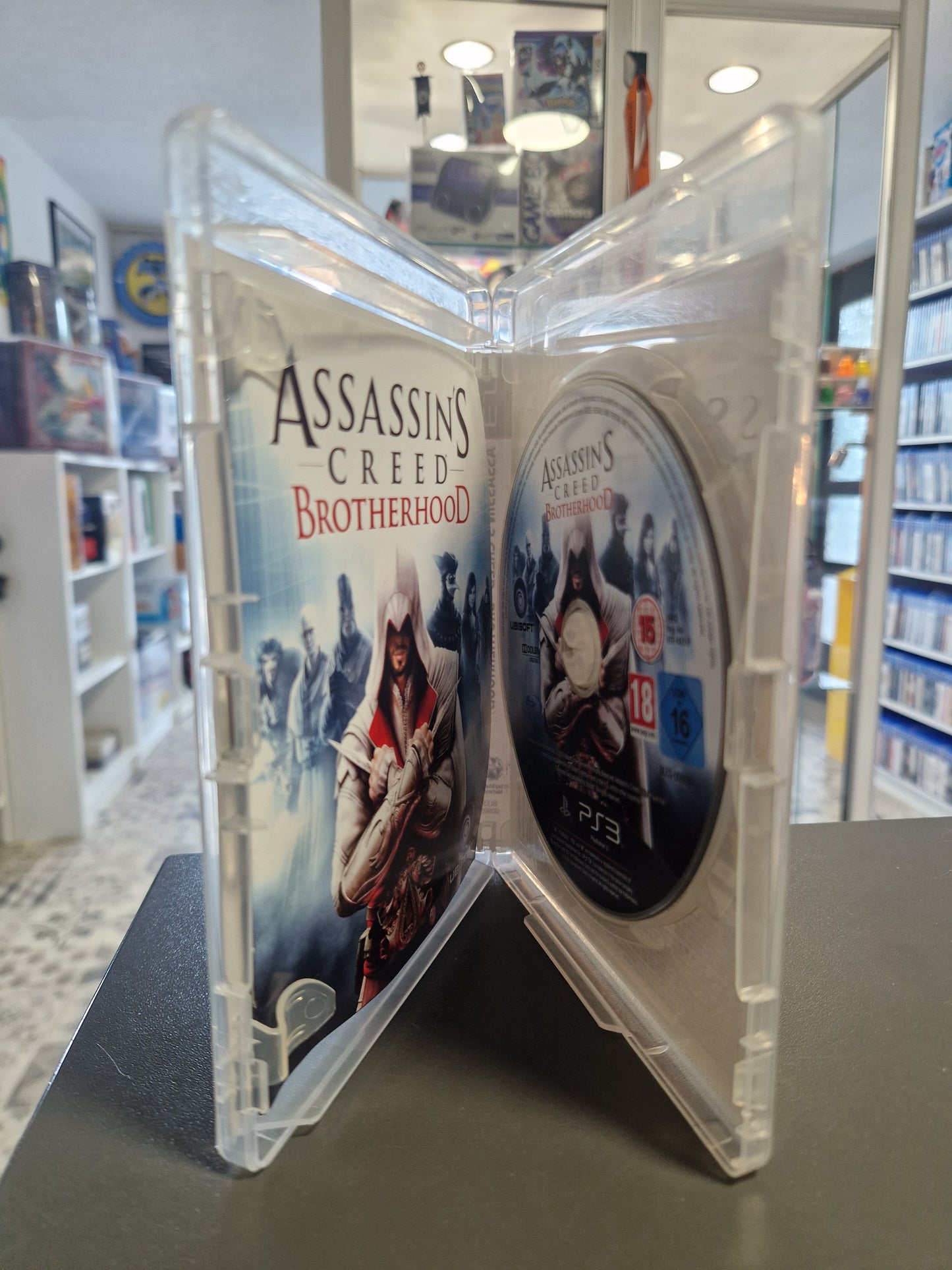 Geöffnete PS3-Hülle zeigt die saubere, kratzerfreie Spiele-Disc auf der rechten Seite und die originale gedruckte Anleitung auf der linken Seite.
