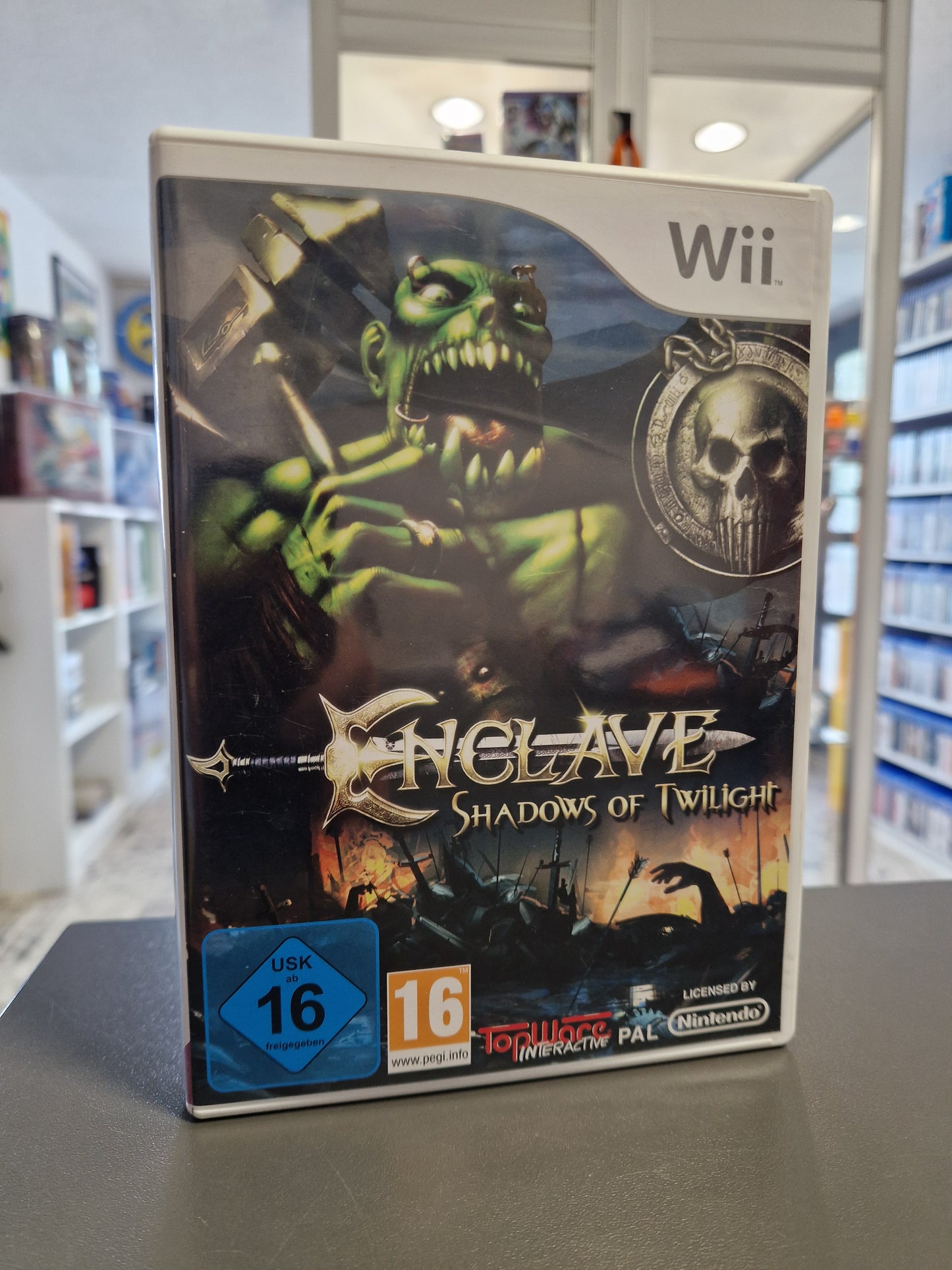 Cover von Enclave: Shadows of Twilight für Wii mit einem Krieger.