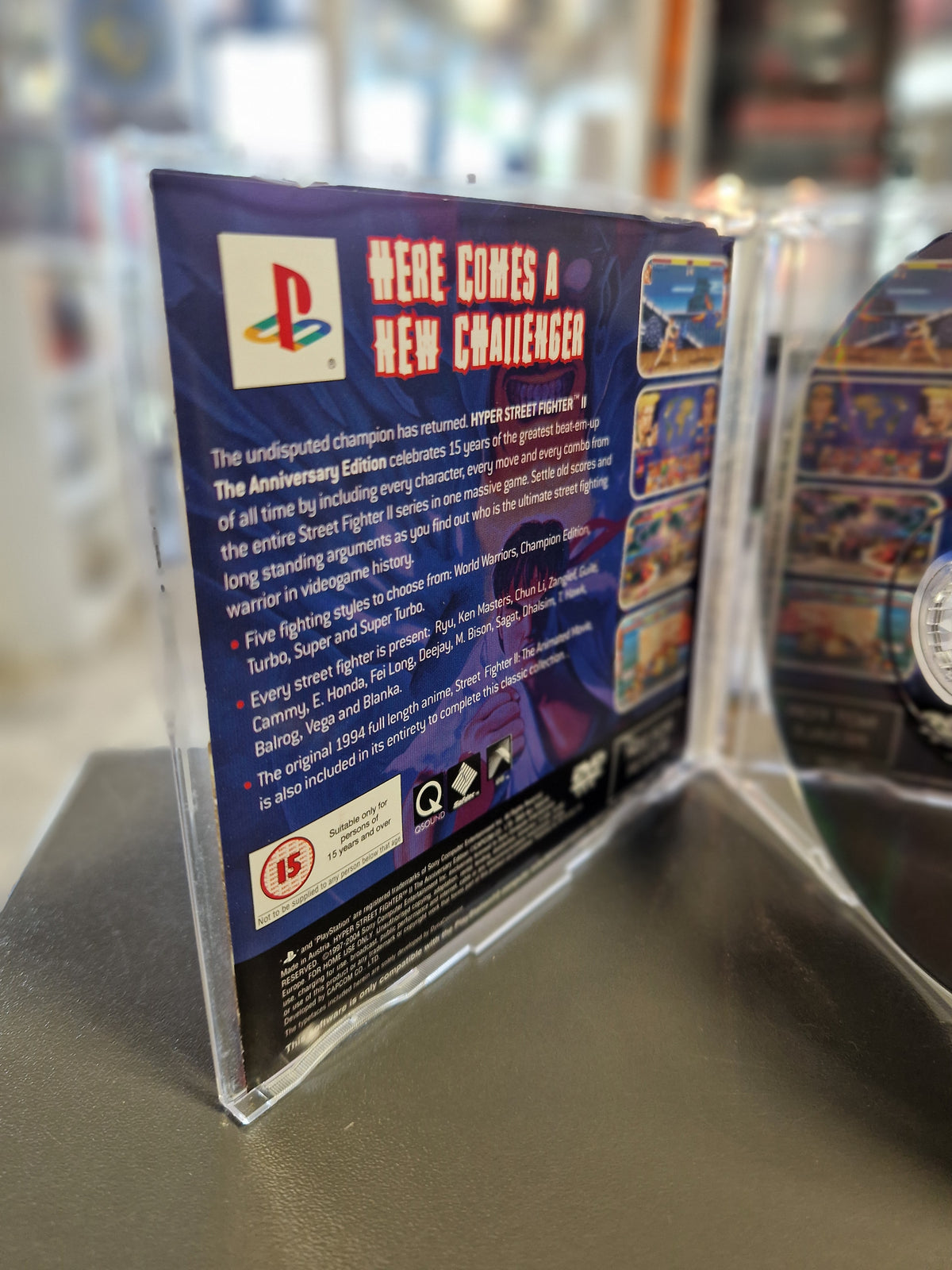 Geöffnete Slim-Hülle von Hyper Street Fighter II mit Inlay-Rückseite.