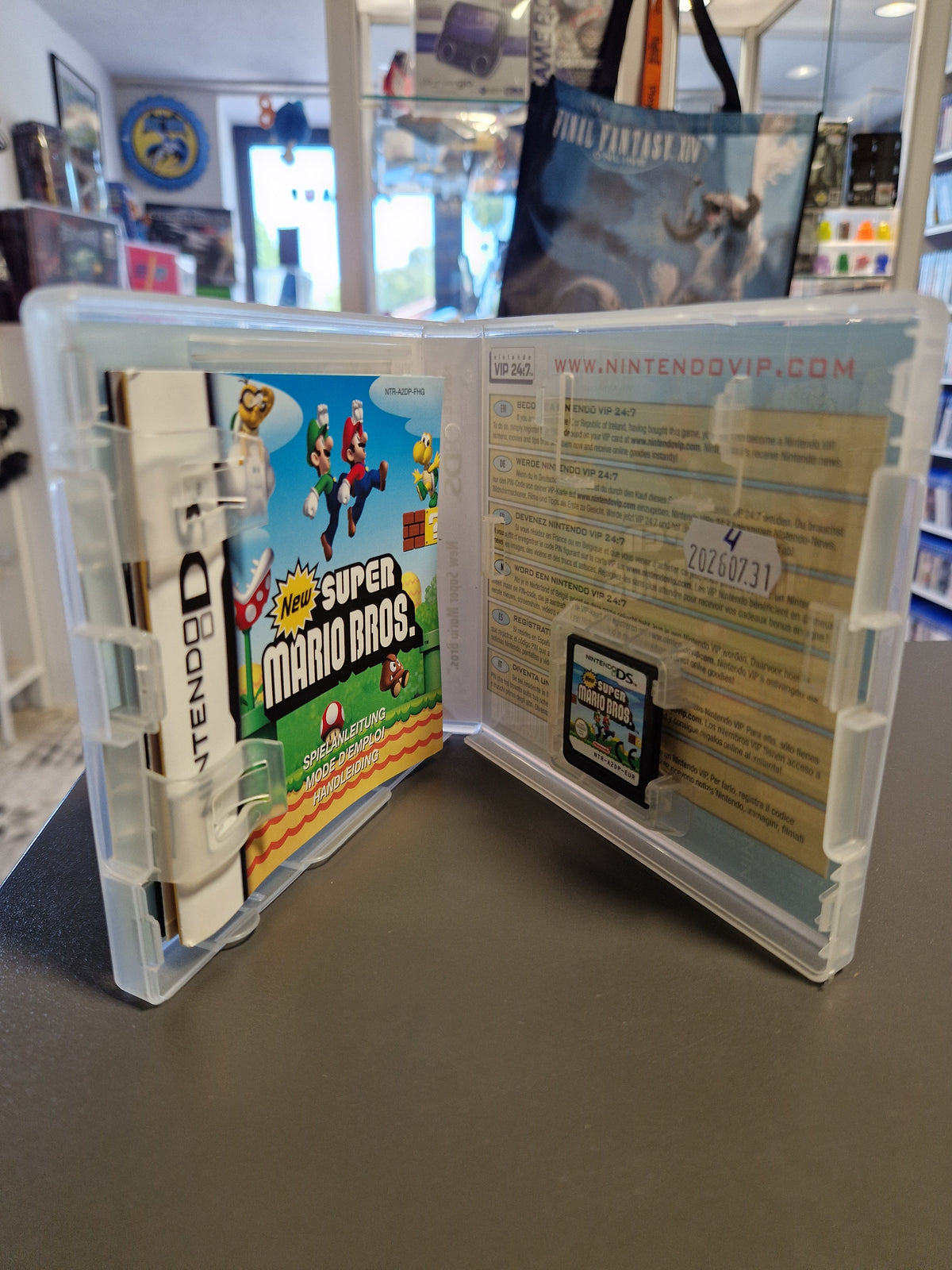 Geöffnete Nintendo DS Hülle von New Super Mario Bros. mit Blick auf das Spielmodul und die enthaltene Spielanleitung.