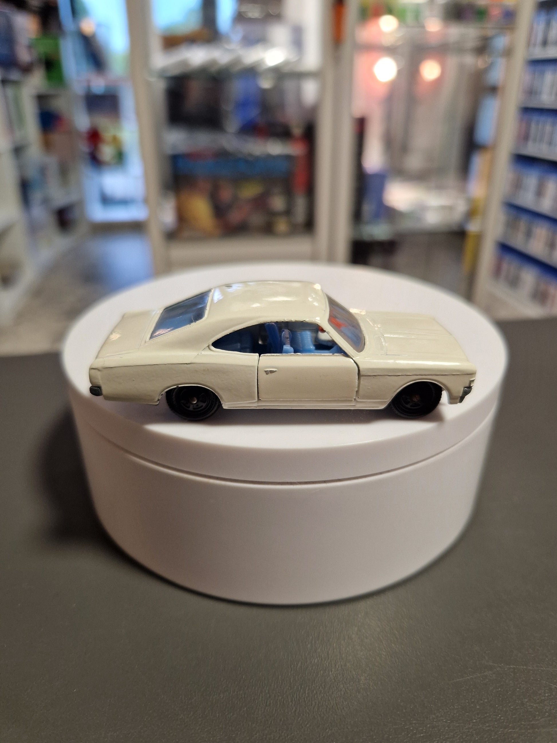 Seitenansicht des weißen Siku V 271 Opel Rekord Coupe Vintage-Modellautos.