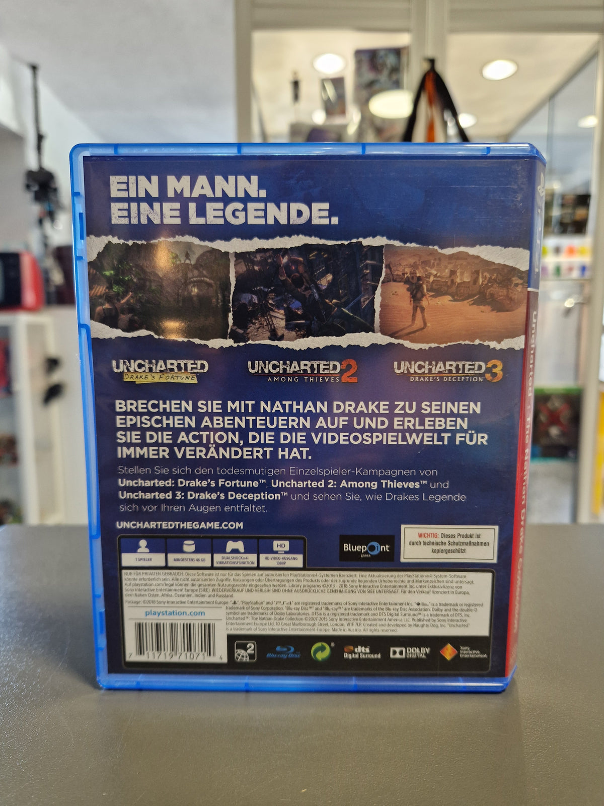 Rückseite der PS4 Hülle von Uncharted The Nathan Drake Collection mit Produktbeschreibung und Spieldetails