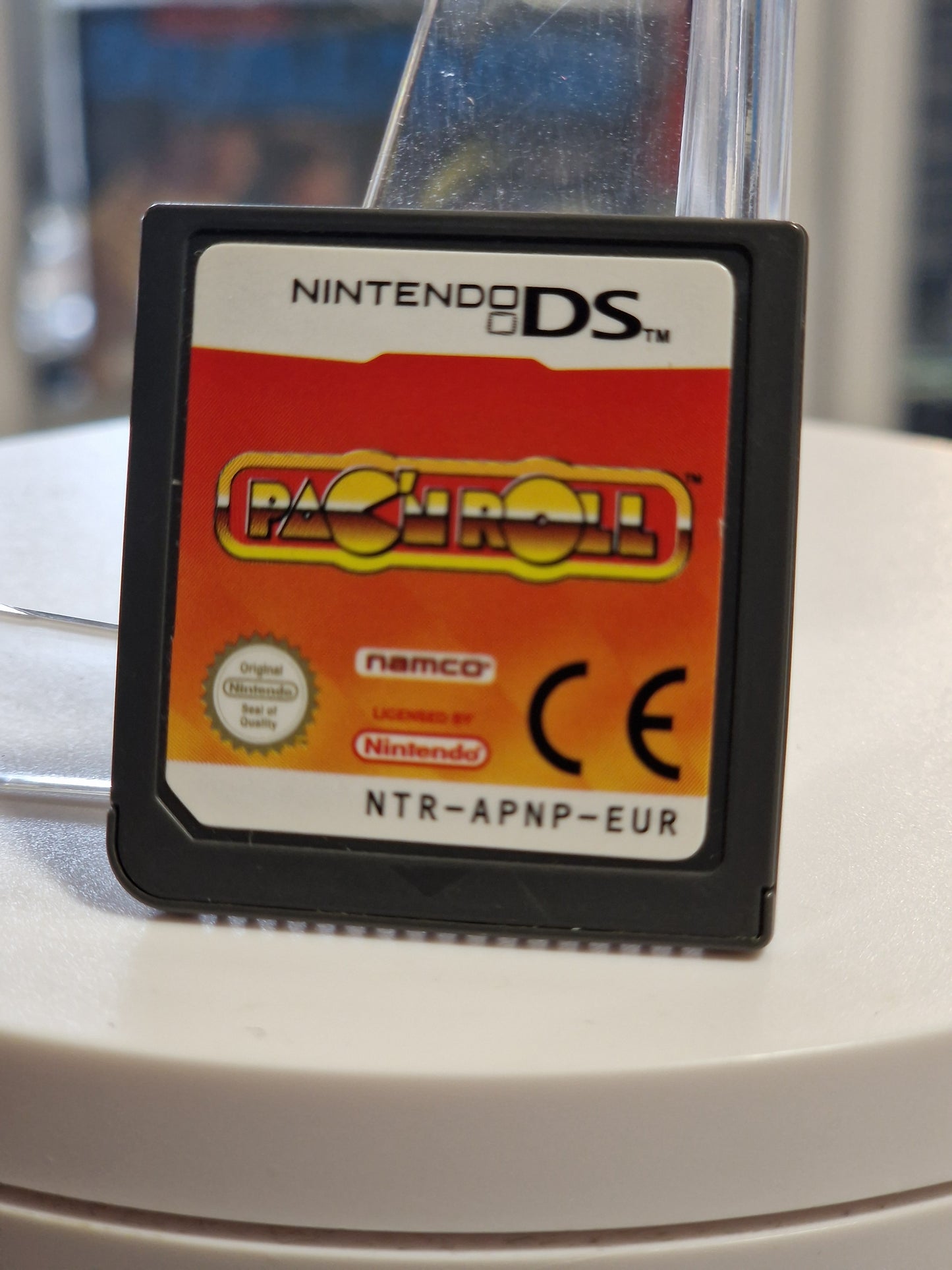 Nahaufnahme des Nintendo DS Moduls „Pac 'n Roll“ mit dem Namco-Logo und sauberem Label.