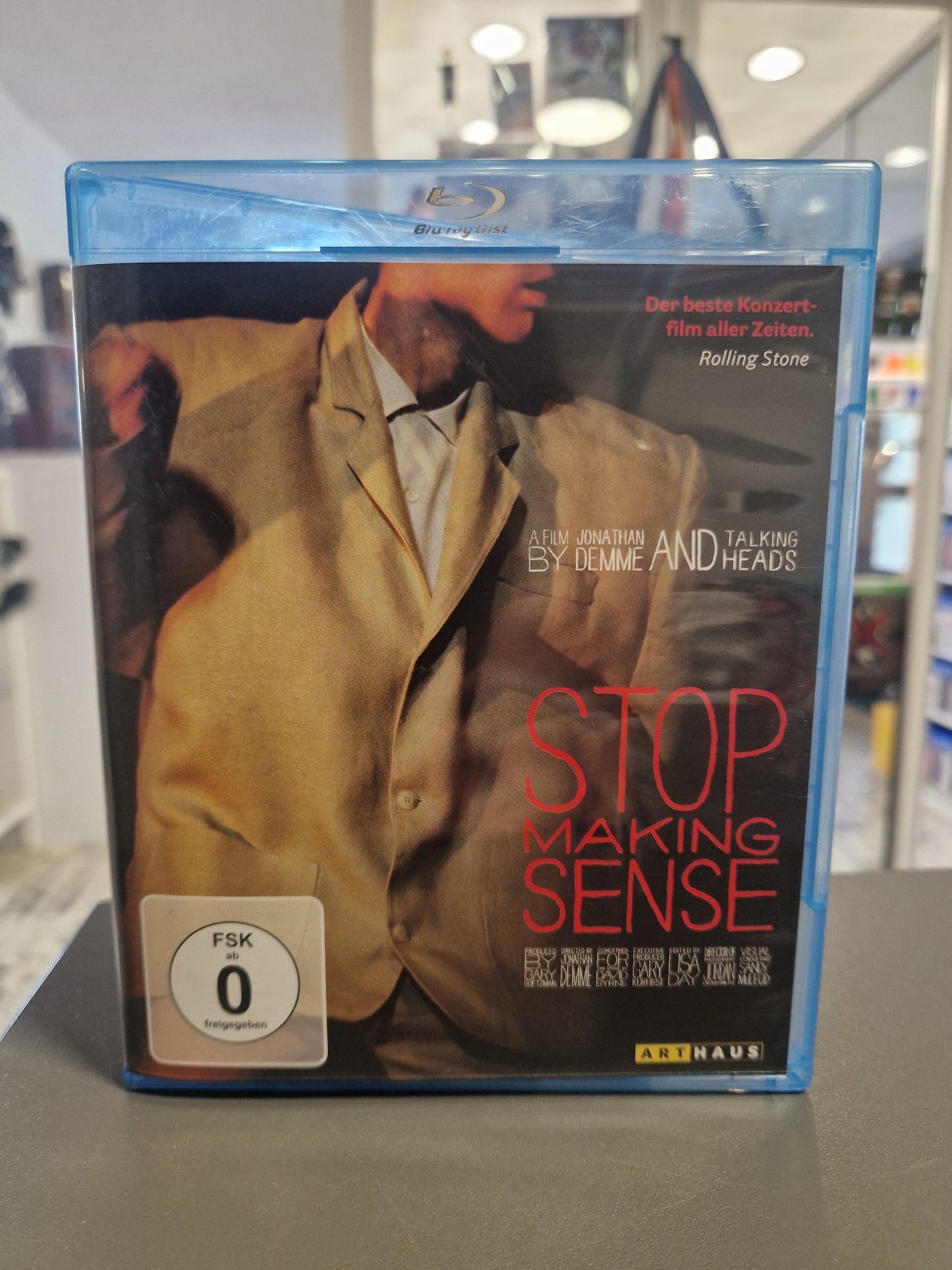 Vorderseite der Arthaus Blu-ray Hülle von Talking Heads Stop Making Sense mit David Byrne im legendären Big Suit und FSK 0 Logo.
