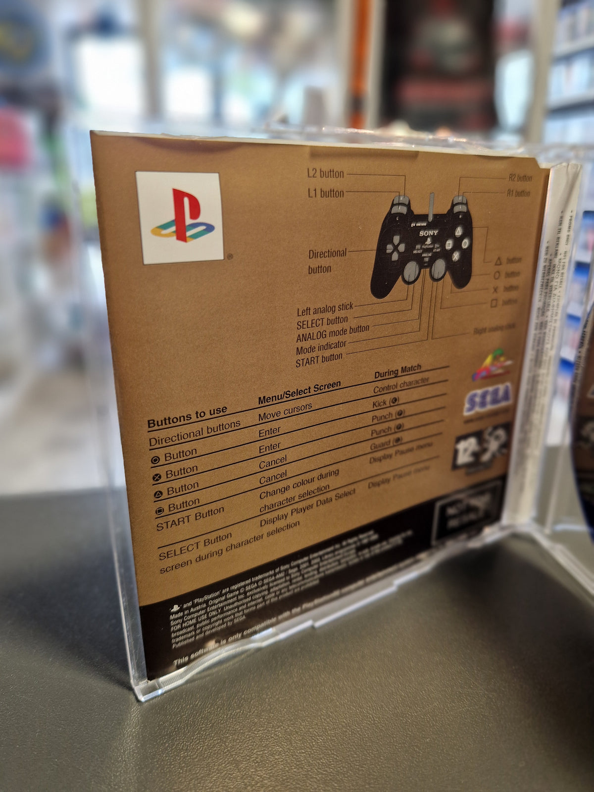 Geöffnete Slim-Hülle von Virtua Fighter 10th Anniversary mit Inlay der Tastenbelegung.