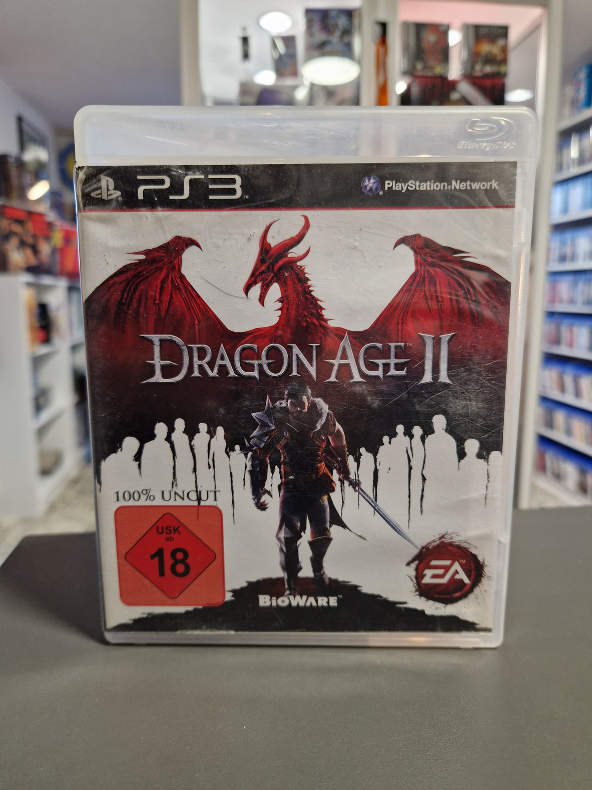 Vorderseite der PS3 Hülle von Dragon Age II 100% Uncut.