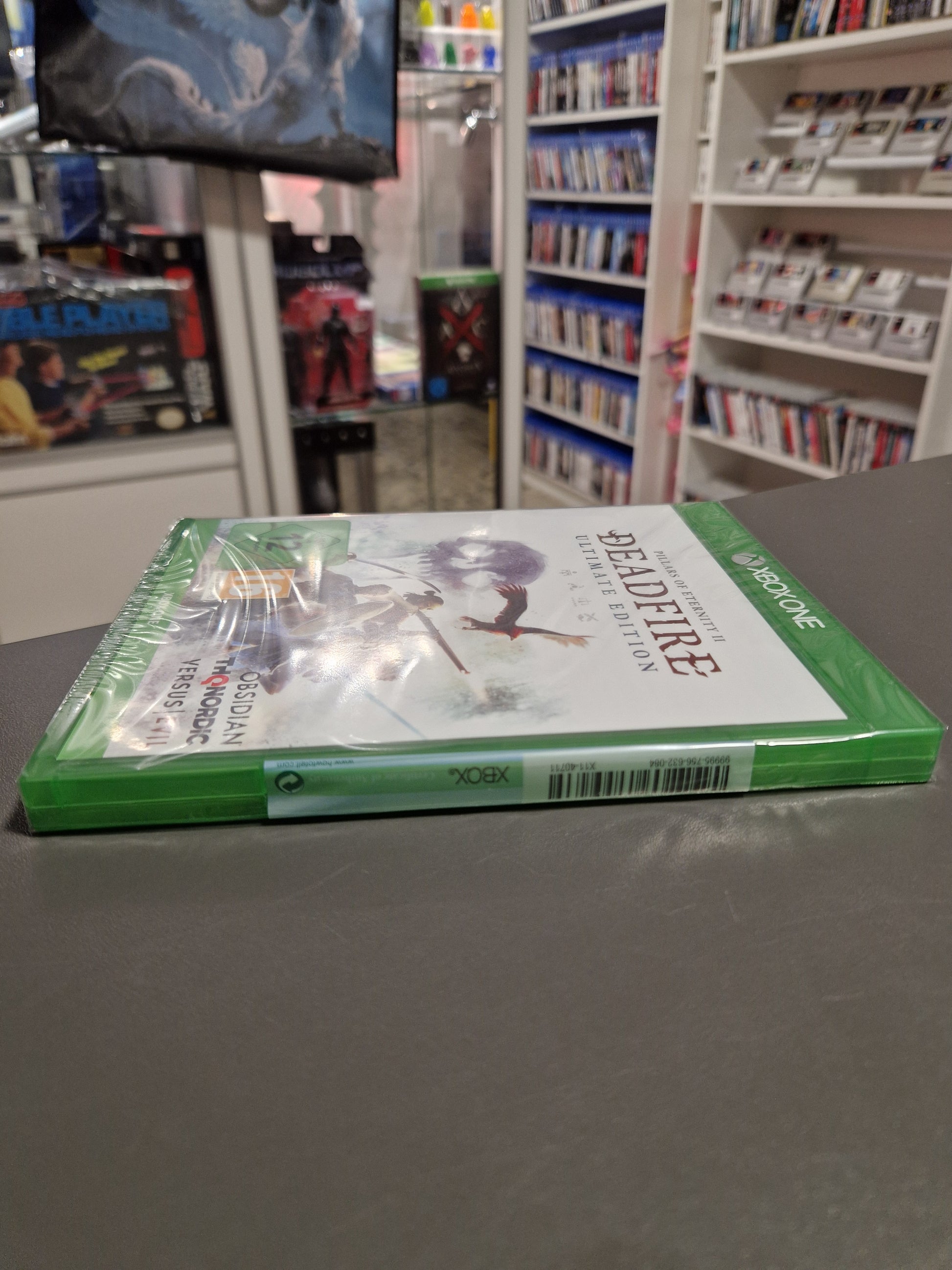 Seitenansicht des neuen Xbox One Spiels Pillars of Eternity II Deadfire Ultimate Edition in Folie mit unbeschädigtem Microsoft-Siegel.