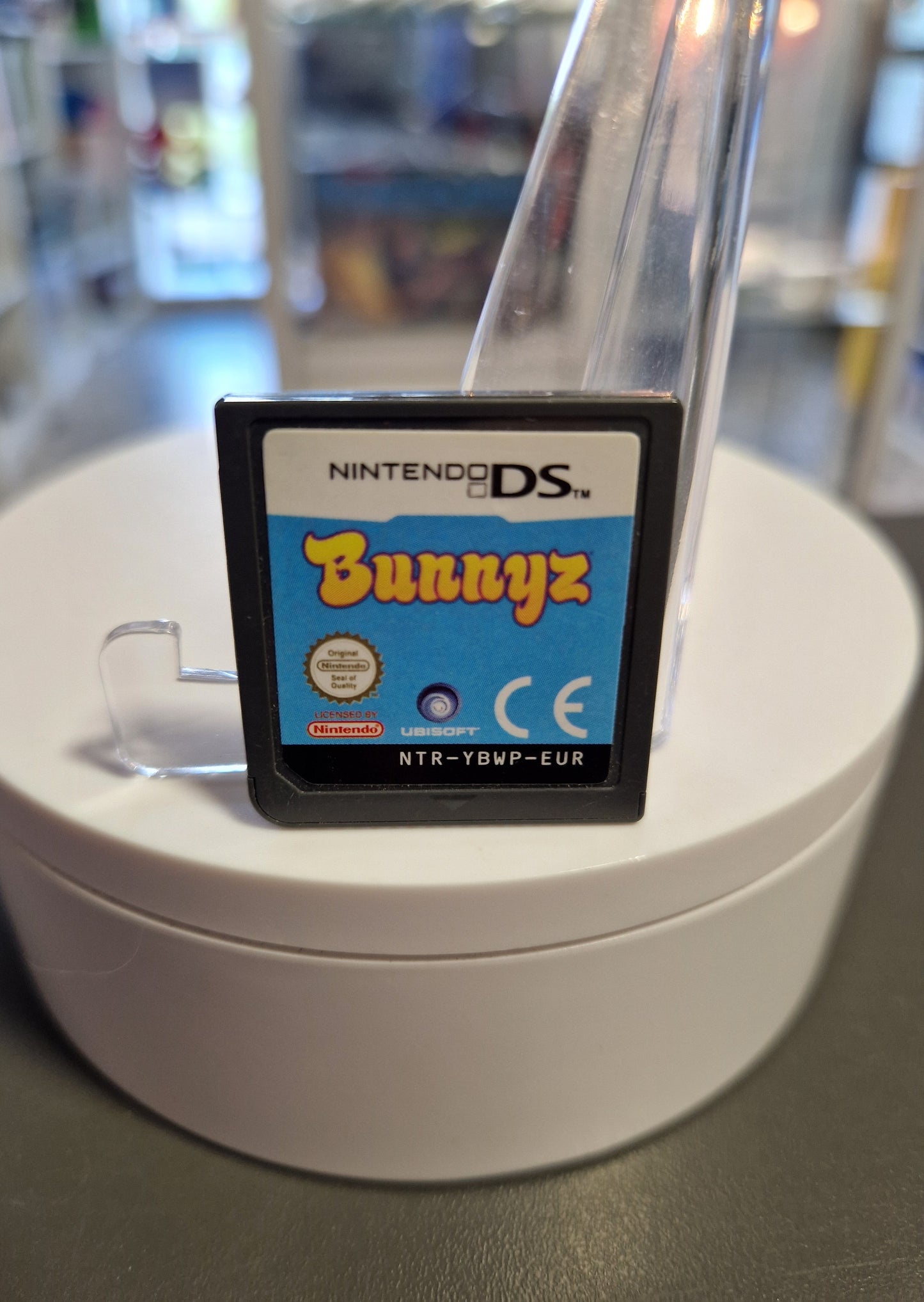 Nahaufnahme des Nintendo DS Moduls „Bunnyz“ mit dem Bunnyz-Logo und dem Ubisoft-Symbol auf blauem Hintergrund.