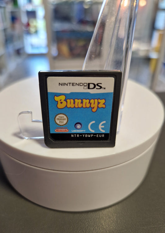 Nahaufnahme des Nintendo DS Moduls „Bunnyz“ mit dem Bunnyz-Logo und dem Ubisoft-Symbol auf blauem Hintergrund.