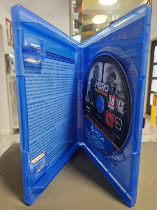 Geöffnete PS4 Hülle von Metro Redux mit der Blu-ray Disc