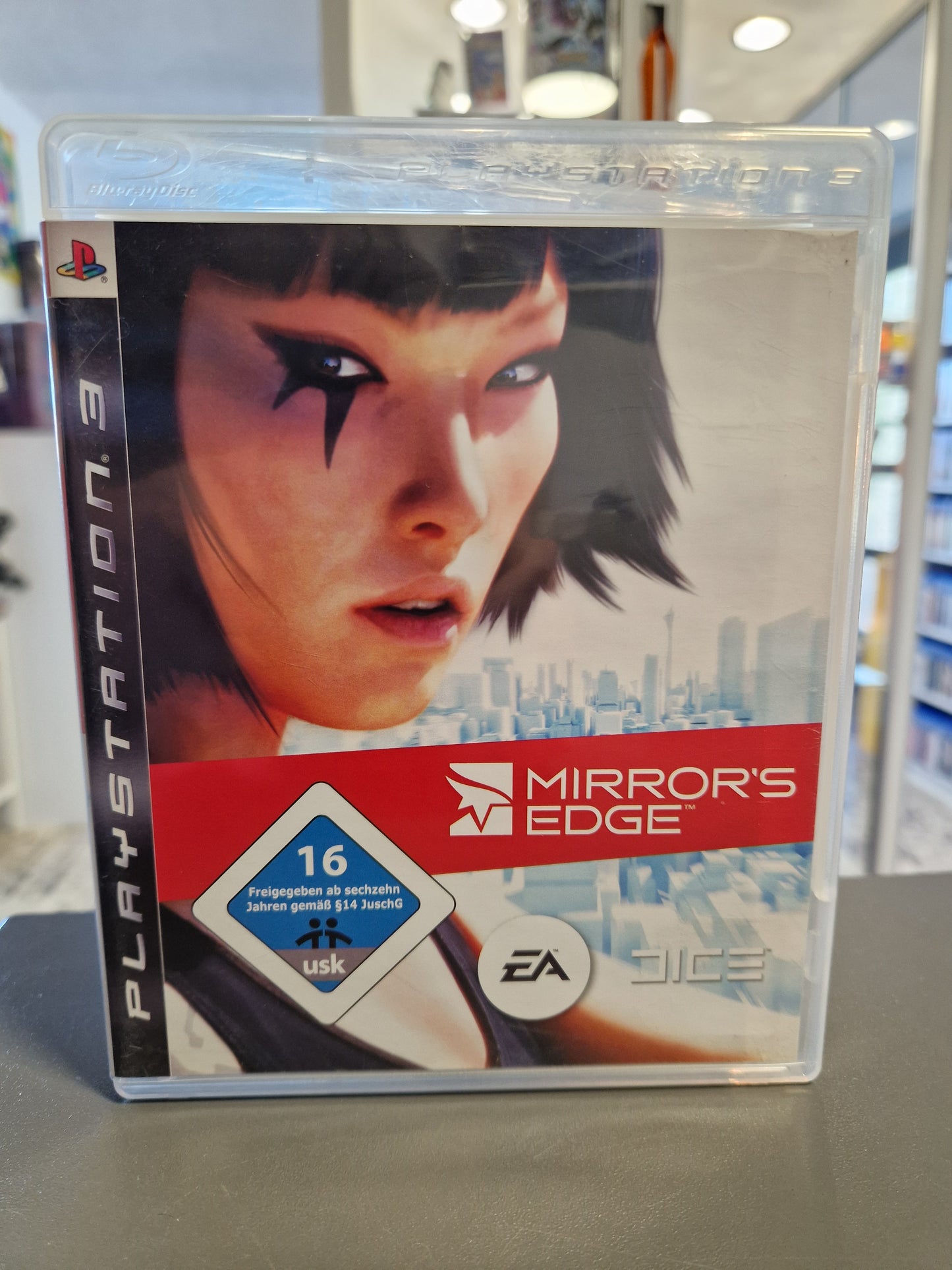 Mirror's Edge PS3 Cover mit der Protagonistin Faith vor der Skyline.