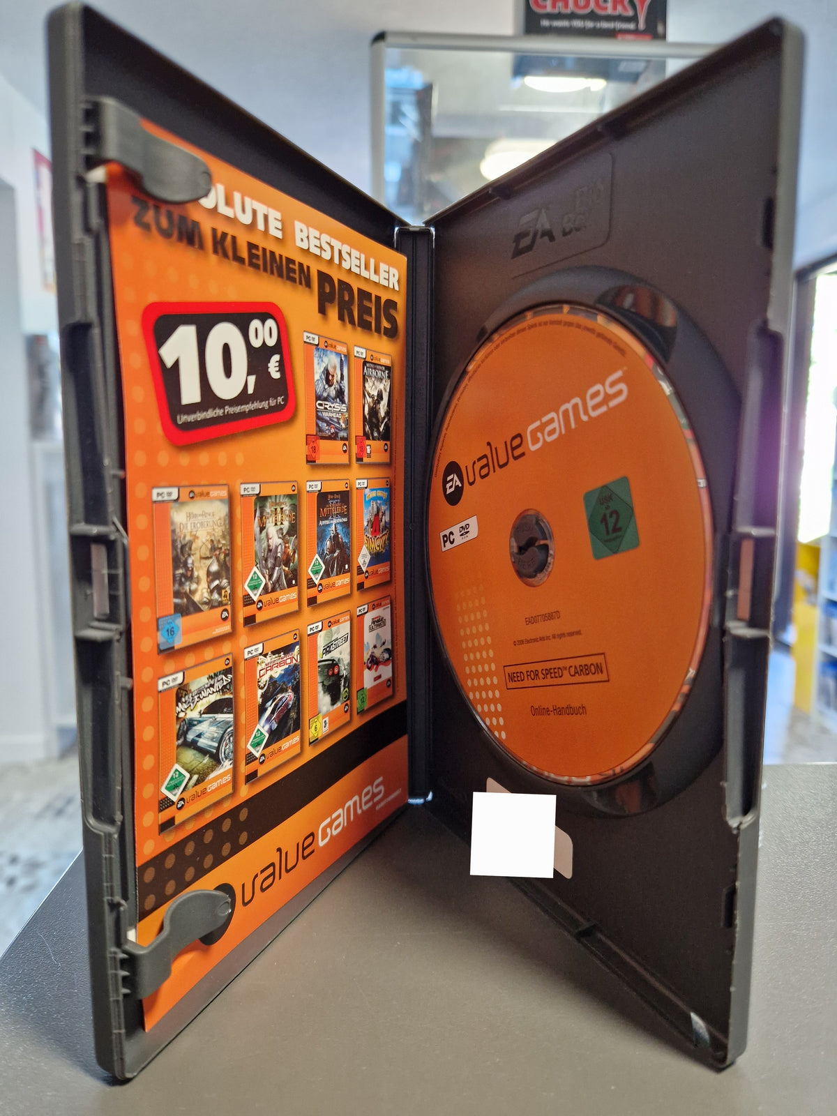 Geöffnete PC Hülle von Need for Speed Carbon mit CD und Flyer.