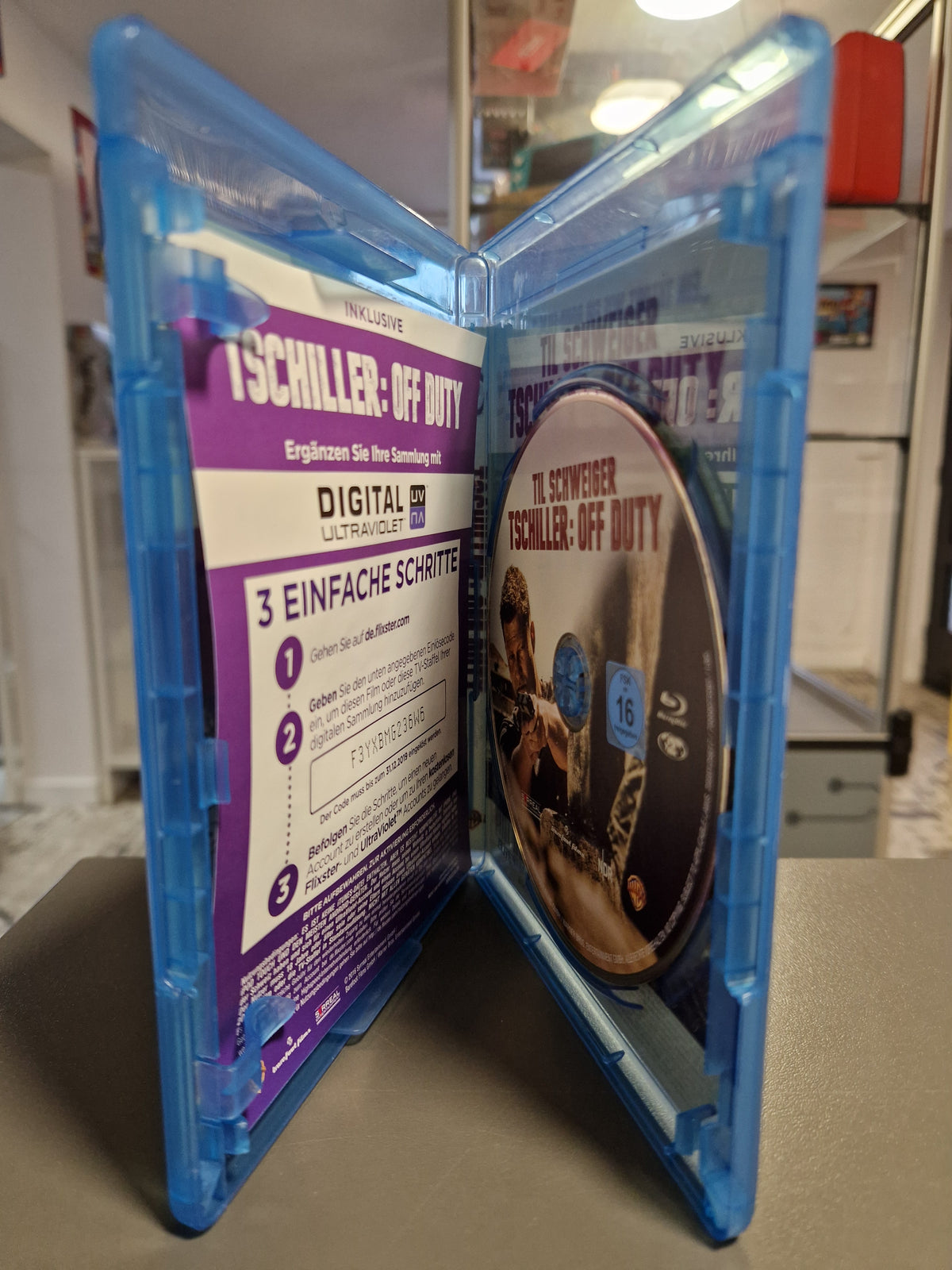 Geöffnete Blu-ray Hülle von Tschiller Off Duty mit Blu-ray Disc.