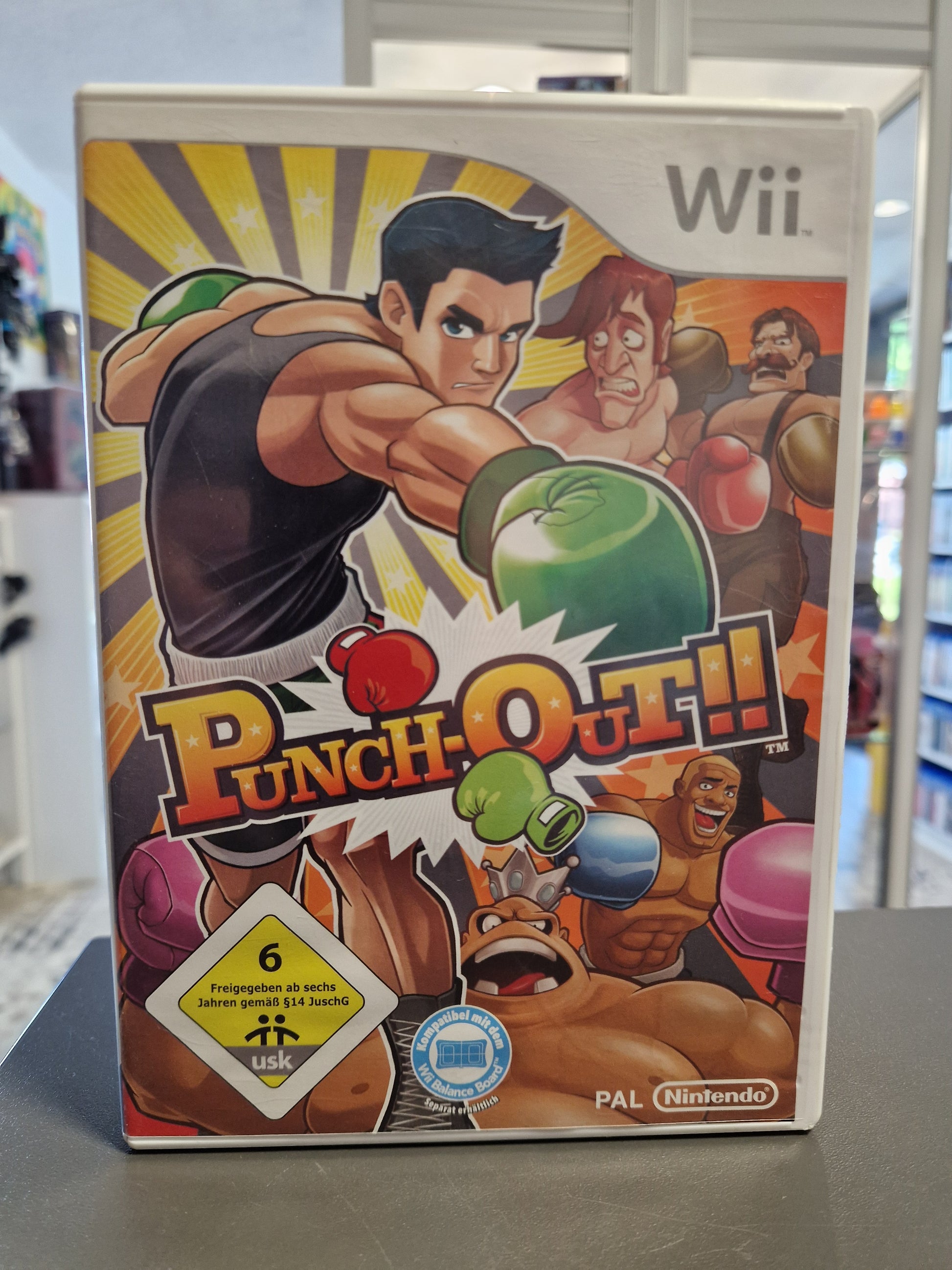 Punch-Out!! Nintendo Wii Spielecover Vorderseite mit Boxhandschuhen und Charakteren – Memory Lane Rhauderfehn