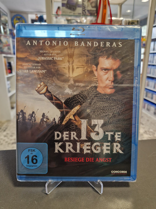 Vorderseite der Blu-ray Hülle von Der 13te Krieger mit Antonio Banderas. Originalverpackt in Folie, FSK 16 Logo unten links sichtbar. Leichte Beschädigung der Folie oben links.