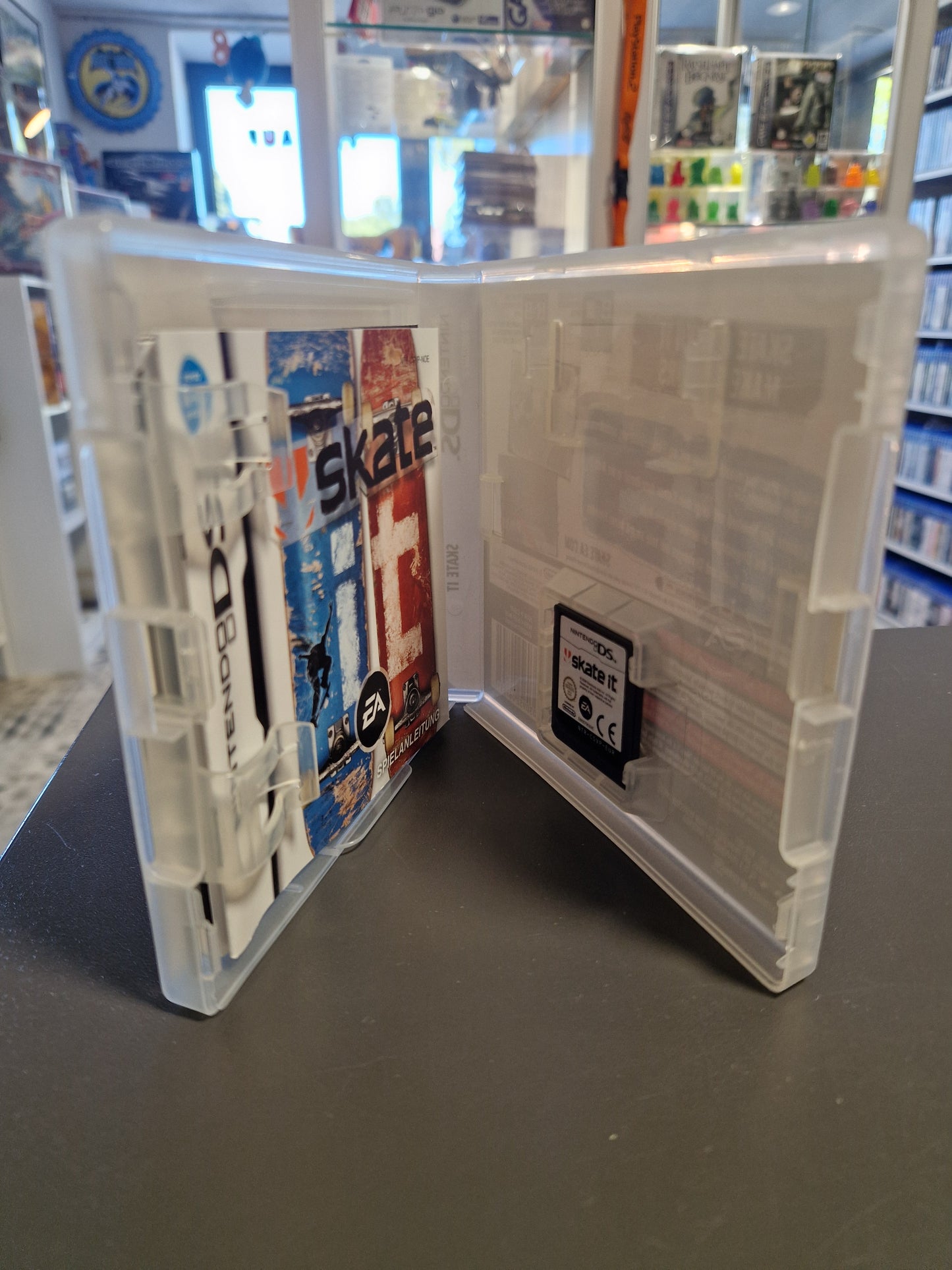 Geöffnete DS-Hülle mit dem Modul, der Anleitung, Wi-Fi-Guide und Sicherheitshinweisen.