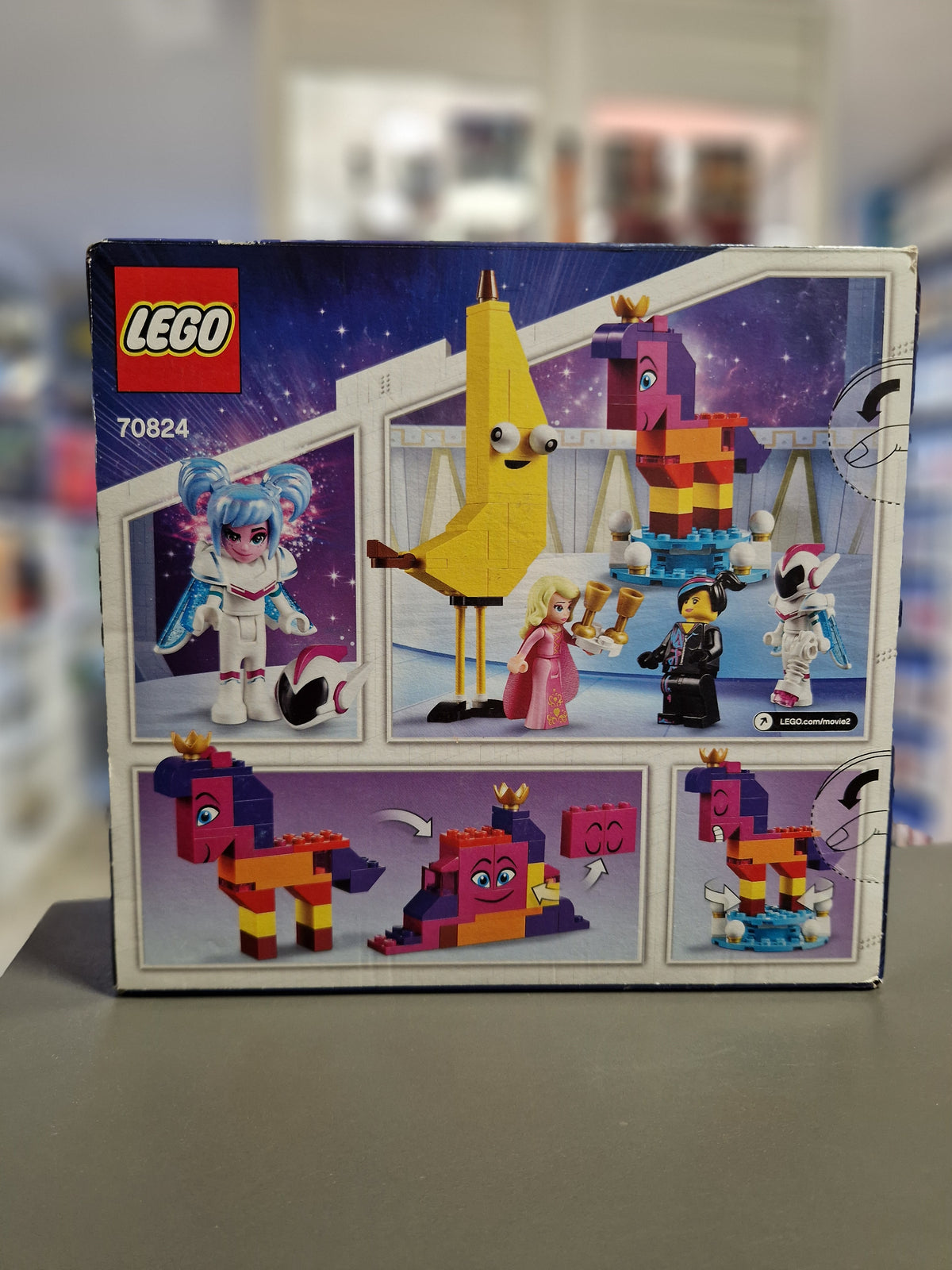 Rückseite der Verpackung vom LEGO Set 70824 mit Umbaumöglichkeiten.