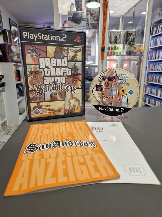 Frontansicht von GTA San Andreas für PlayStation 2 mit CD und dem orangefarbenen Handbuch.