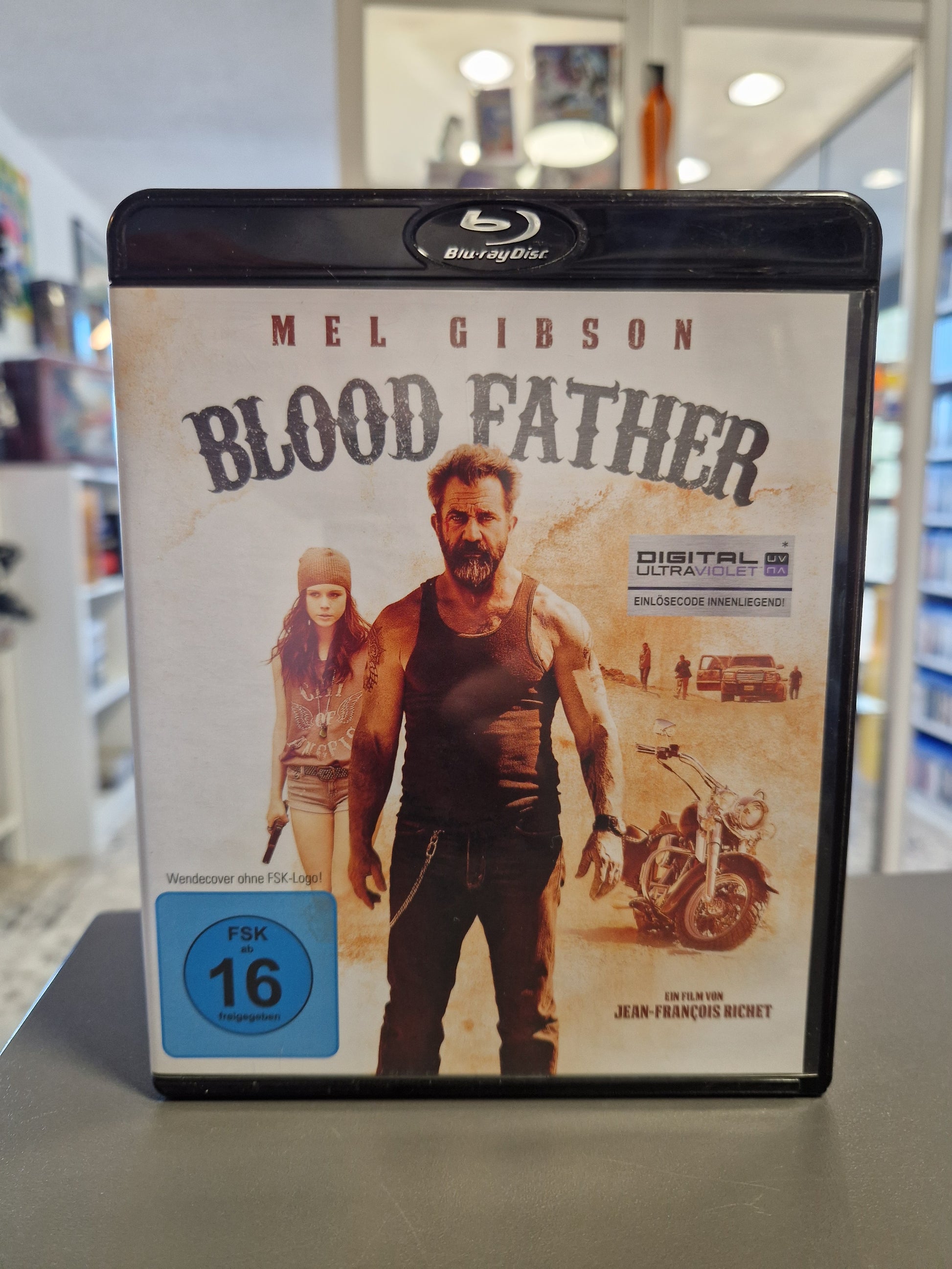 Blood Father Cover mit Mel Gibson als John Link mit tätowierten Armen.