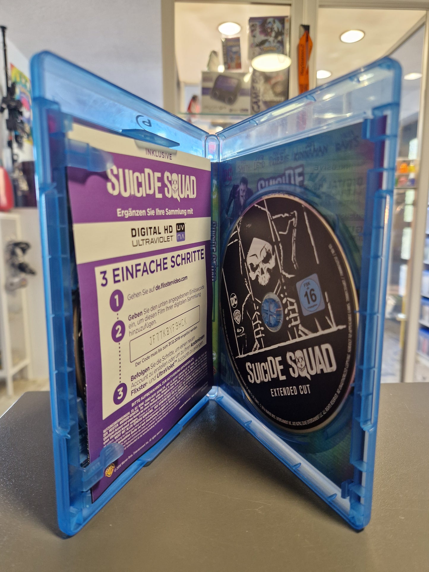 Offene Blu-ray Hülle Suicide Squad mit Disk und Beilage