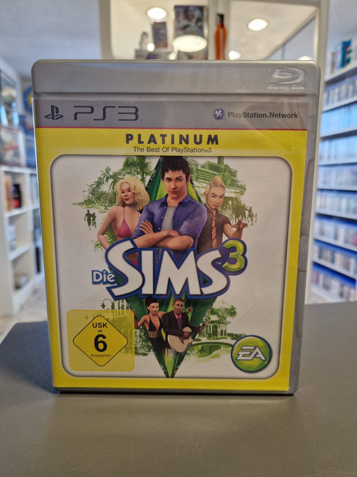 Die Sims 3 PS3 Platinum Edition Hülle mit dem silbernen Rahmen und dem ikonischen grünen Plumbob.