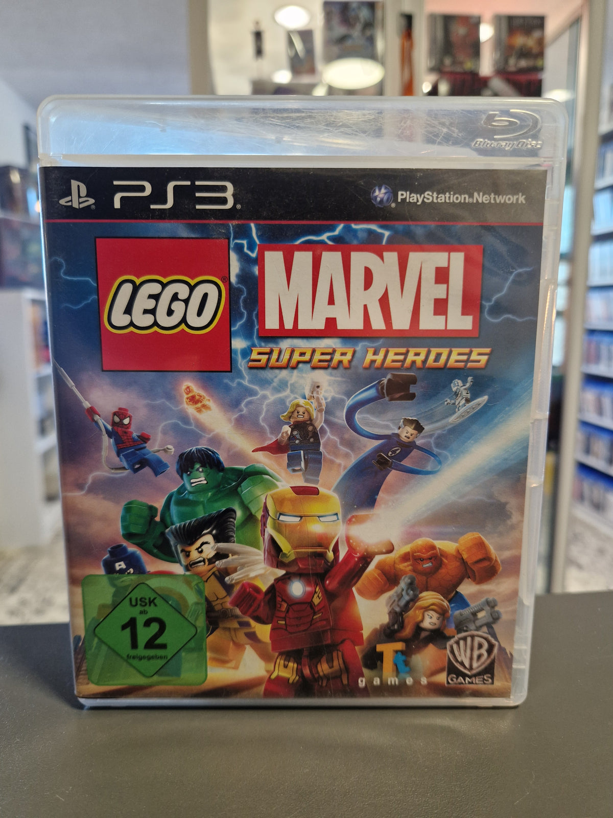 Vorderseite der PS3 Hülle von LEGO Marvel Super Heroes mit Iron Man, Hulk und Spider-Man.