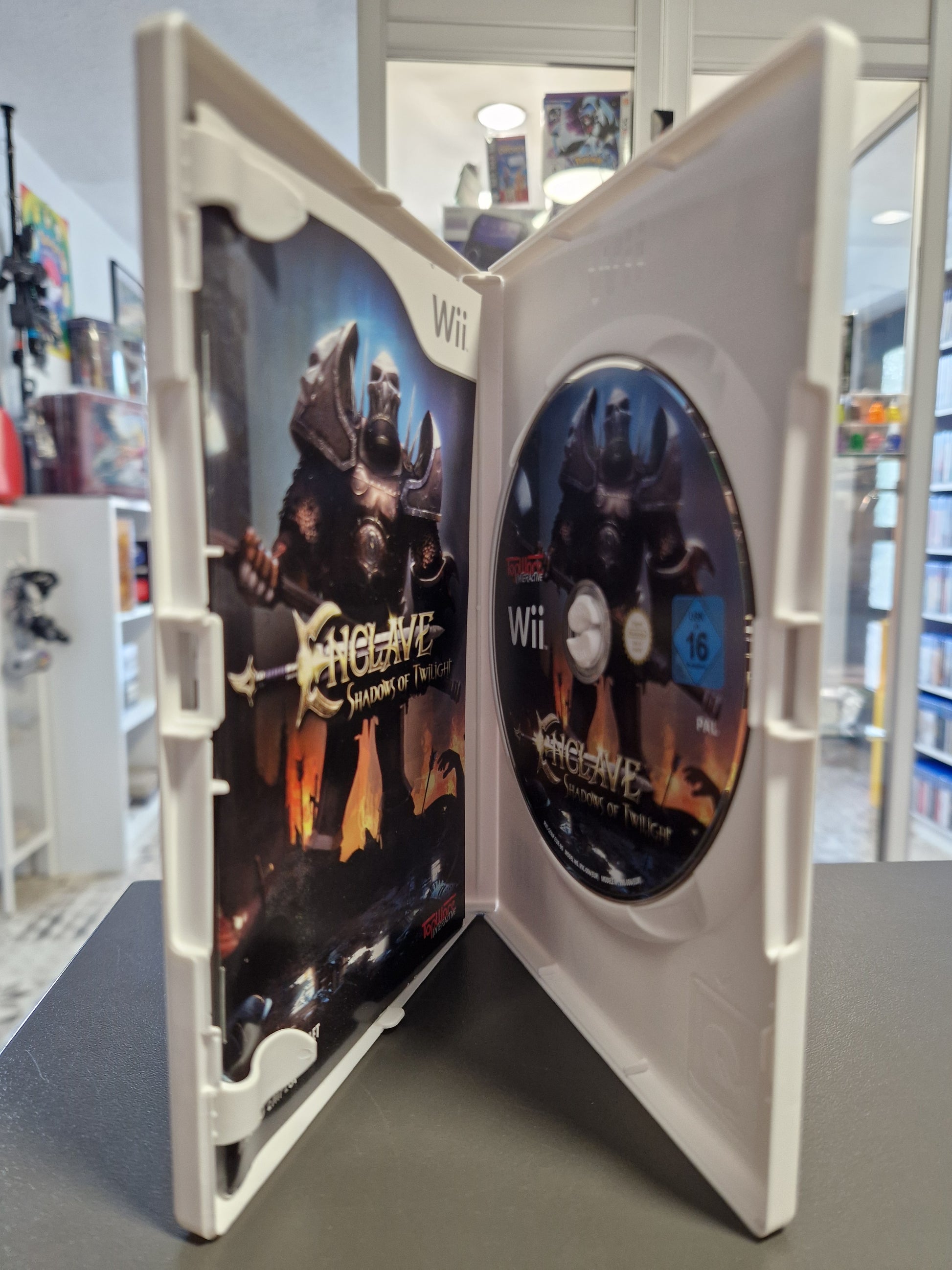 Geöffnete Wii-Hülle mit der Disc und der Anleitung.