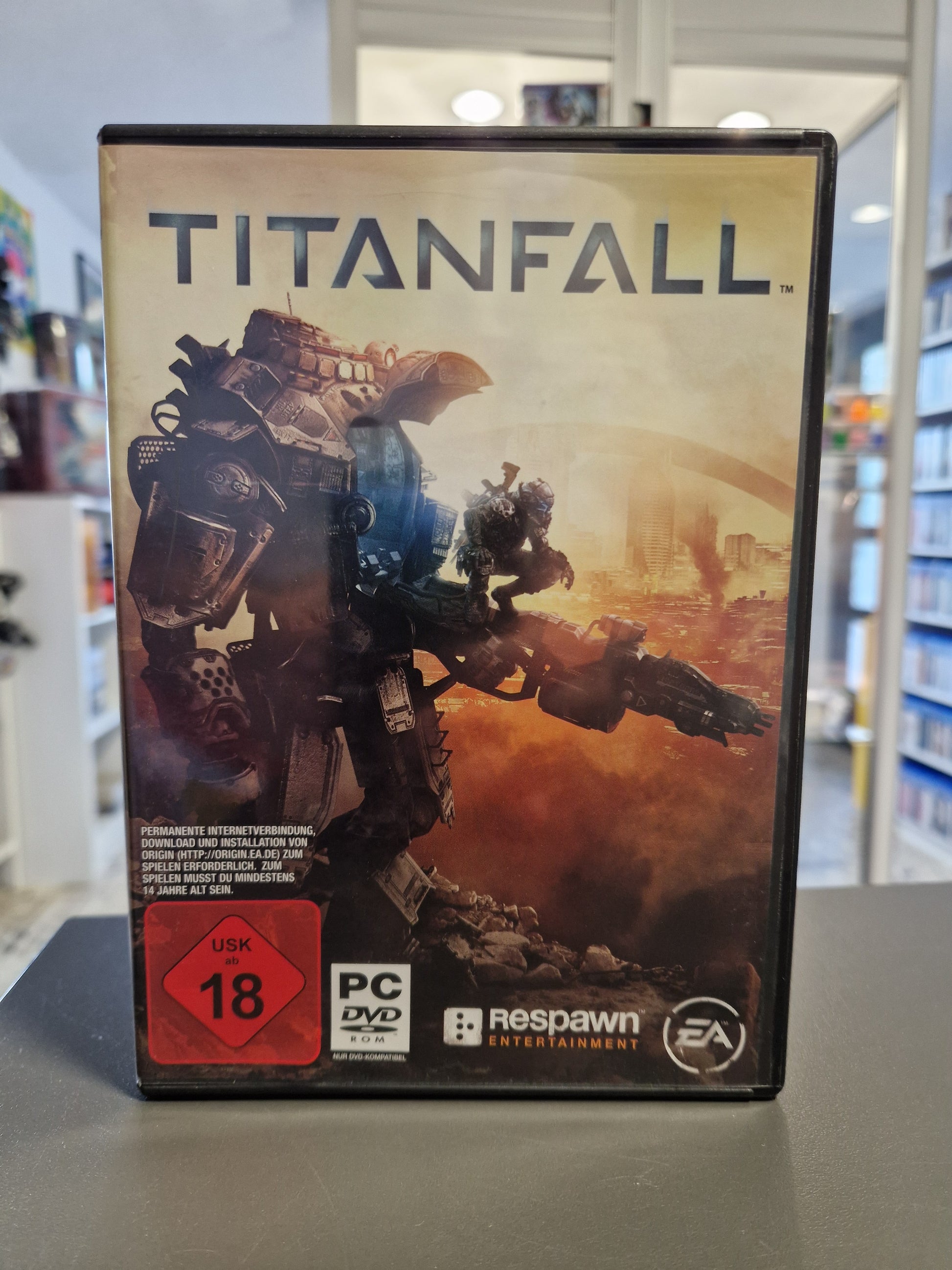 Cover von Titanfall für PC mit einem Piloten und seinem Titan.