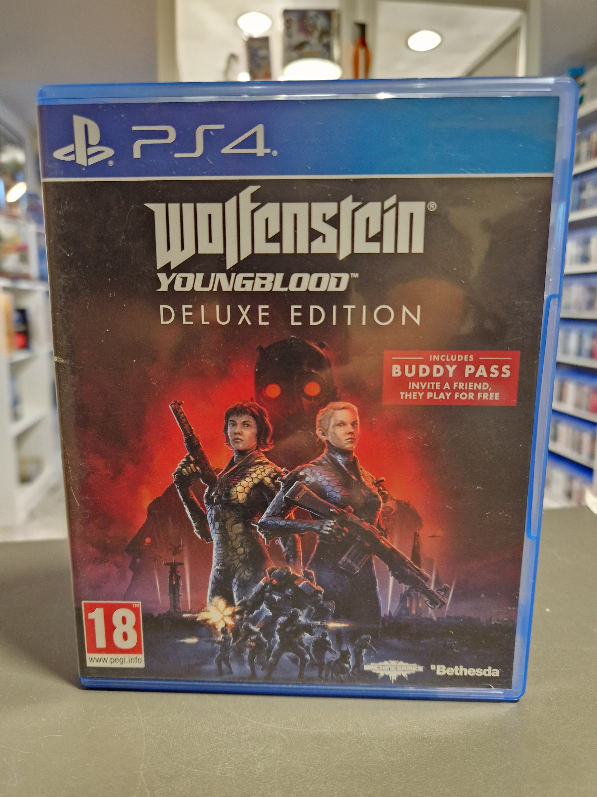 Vorderseite der PS4-Spielehülle Wolfenstein: Youngblood Deluxe Edition. Das Cover zeigt die Protagonistinnen Jess und Soph Blazkowicz mit Waffen vor einem roten Hintergrund. PEGI 18 Logo und Buddy Pass Hinweis sichtbar.