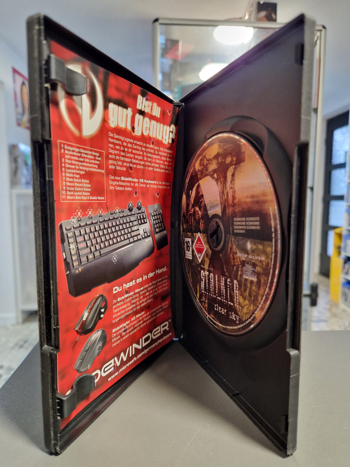 Geöffnete PC Hülle von STALKER Clear Sky mit DVD-ROM und Beilage.