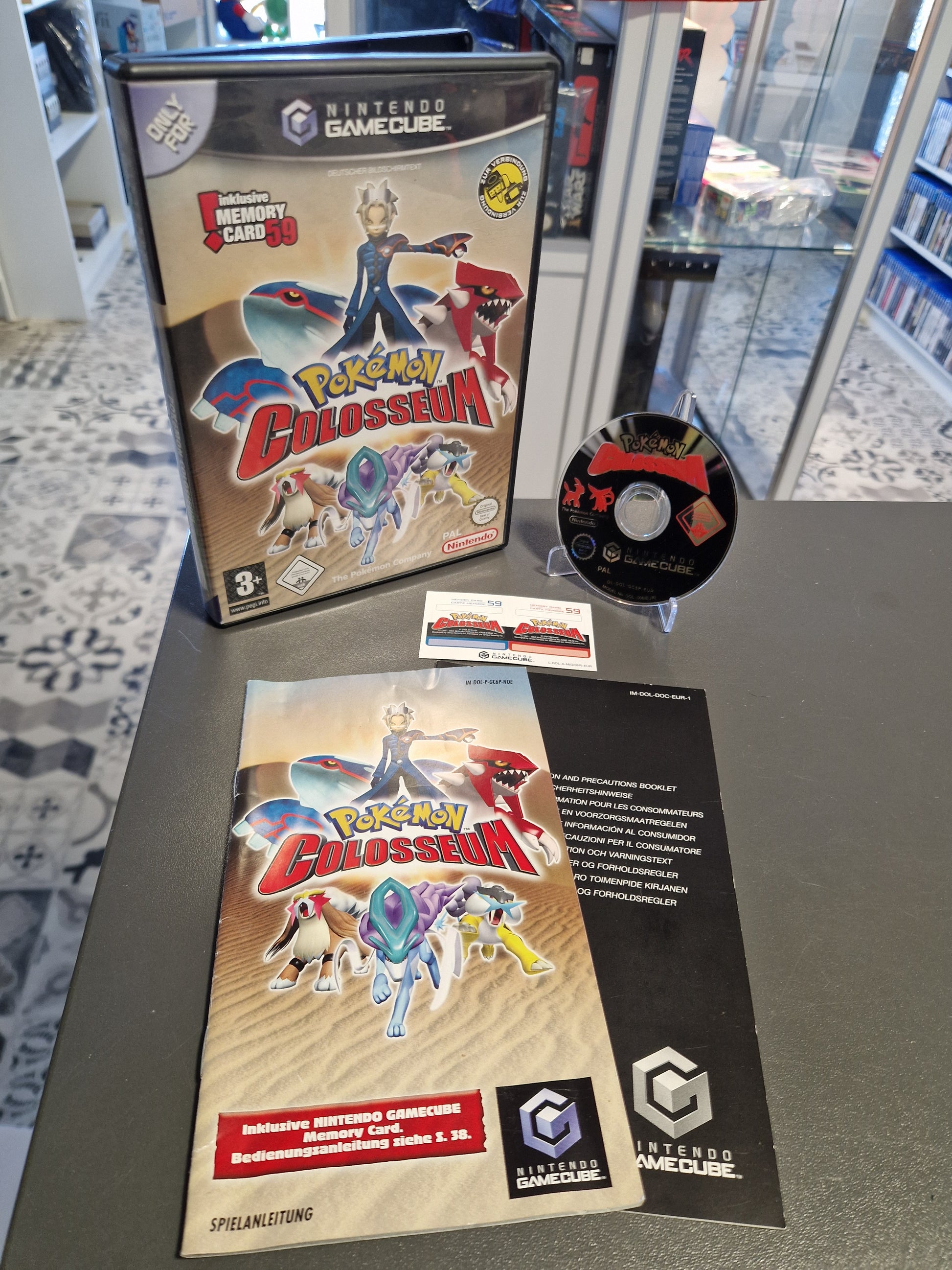 Nintendo GameCube Spiel Pokémon Colosseum. Inklusive Anleitung, originaler Hülle und den seltenen Memory Card Aufklebern. Geprüfter Zustand von Memory Lane.