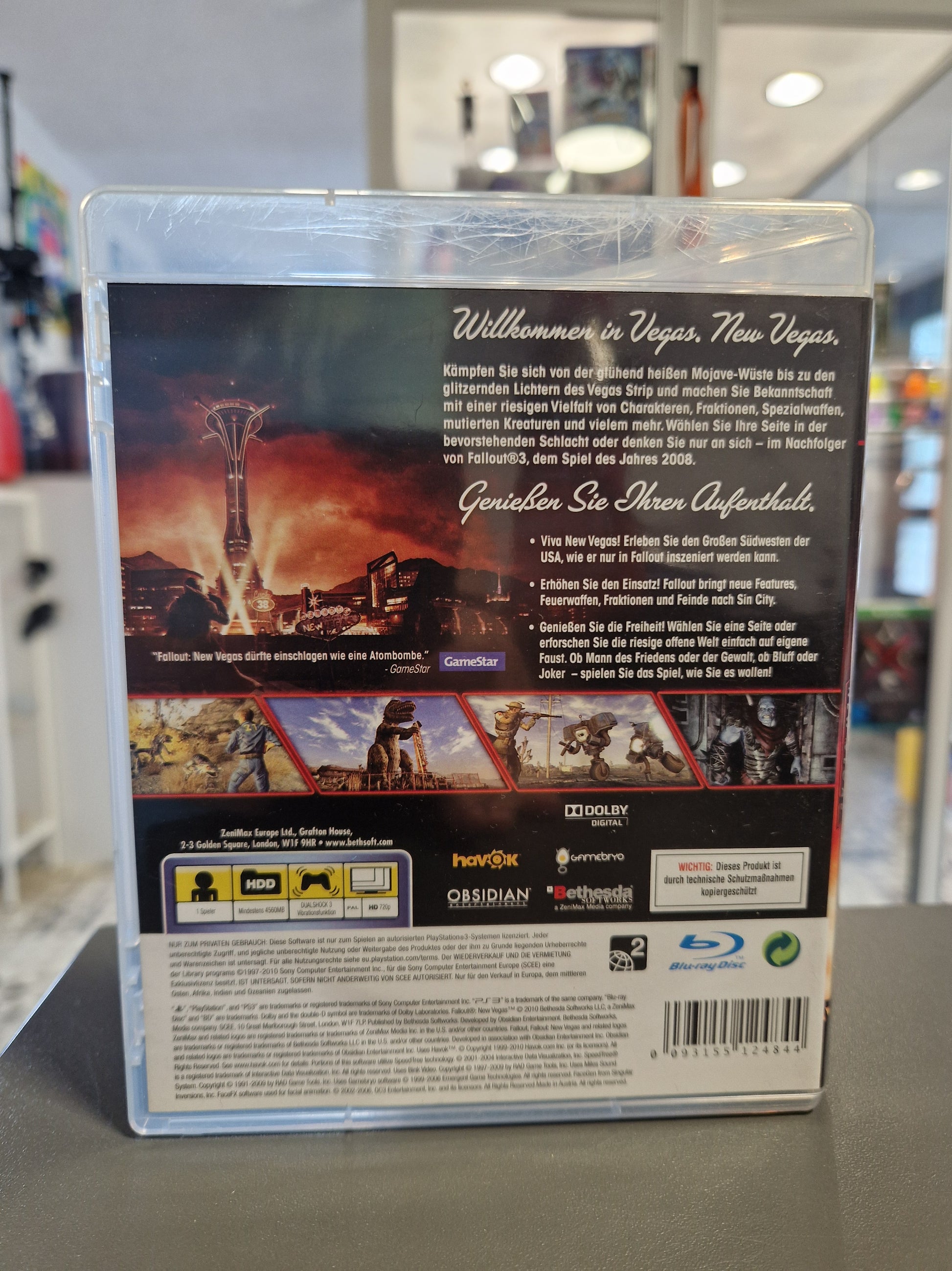 Die Rückseite der PS3 Verpackung von Fallout: New Vegas mit der Aufschrift Willkommen in Vegas, New Vegas, Spielbeschreibungen, fünf Screenshots und dem Barcode.