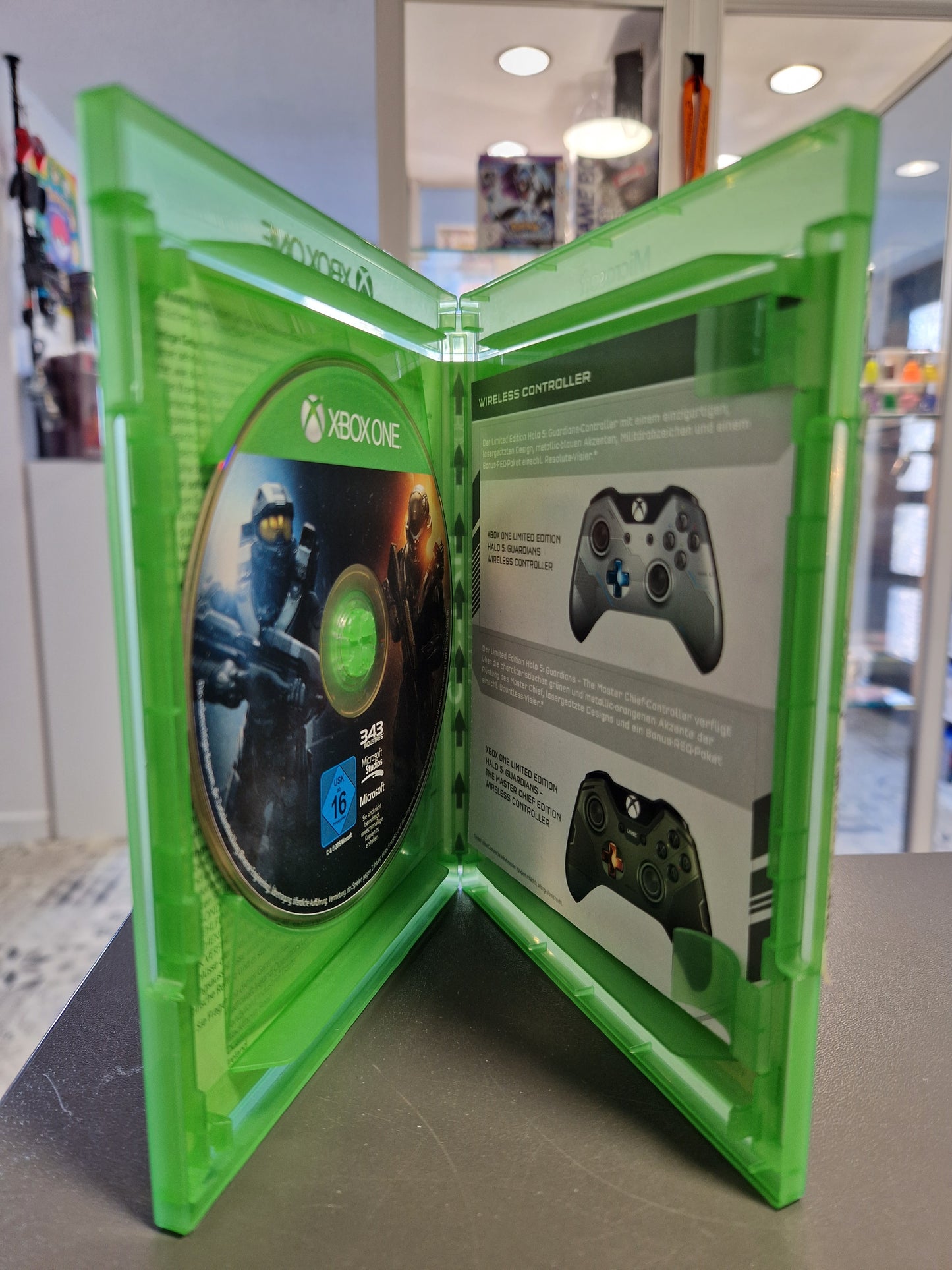 Geöffnete Halo 5 Hülle mit kratzerfreier Disc und den enthaltenen Beiblättern
