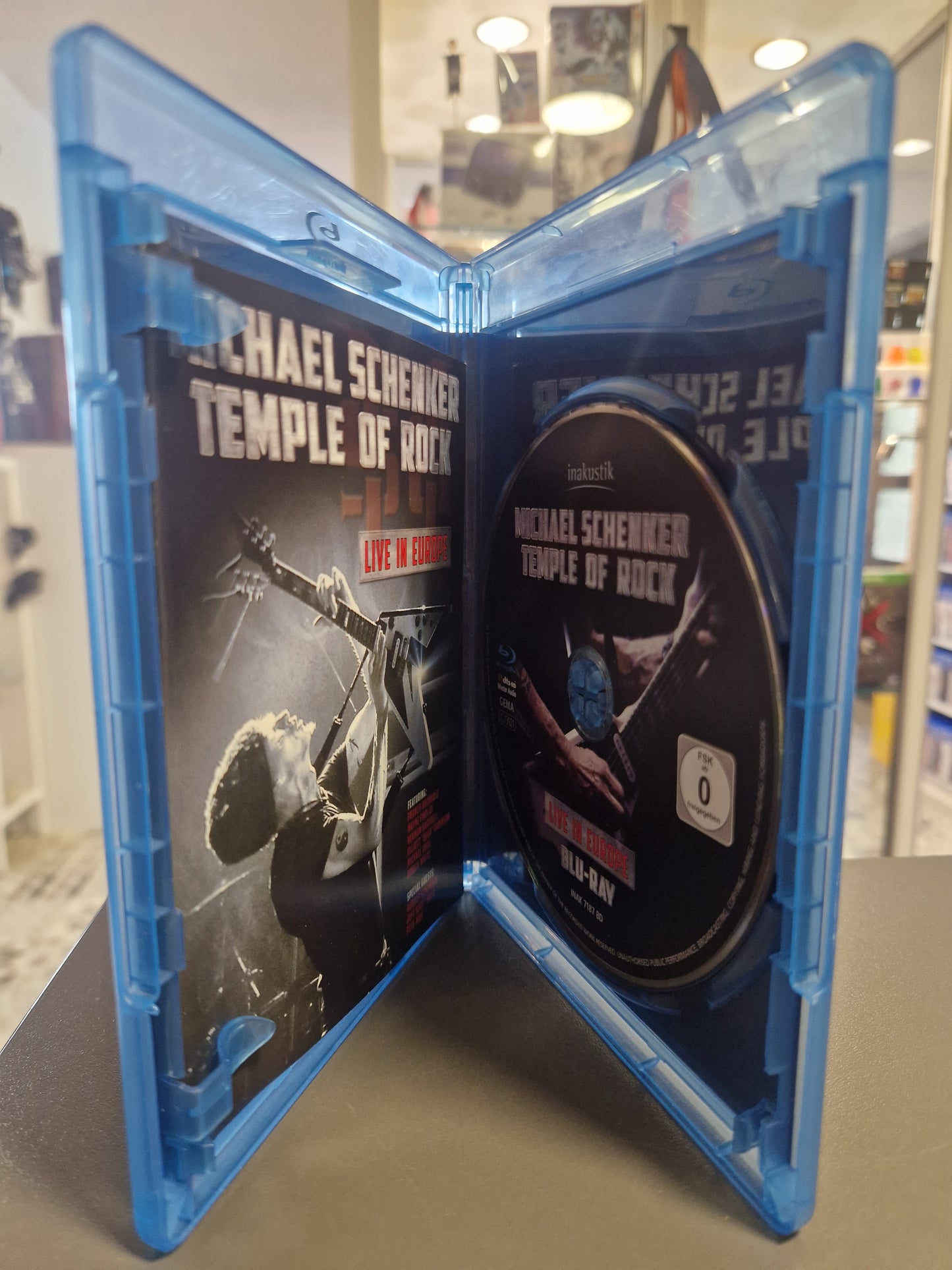 Geöffnete Blu-ray Hülle von Michael Schenker Temple of Rock mit Blick auf die kratzerfreie Blu-ray Disc und das Innen-Motiv.